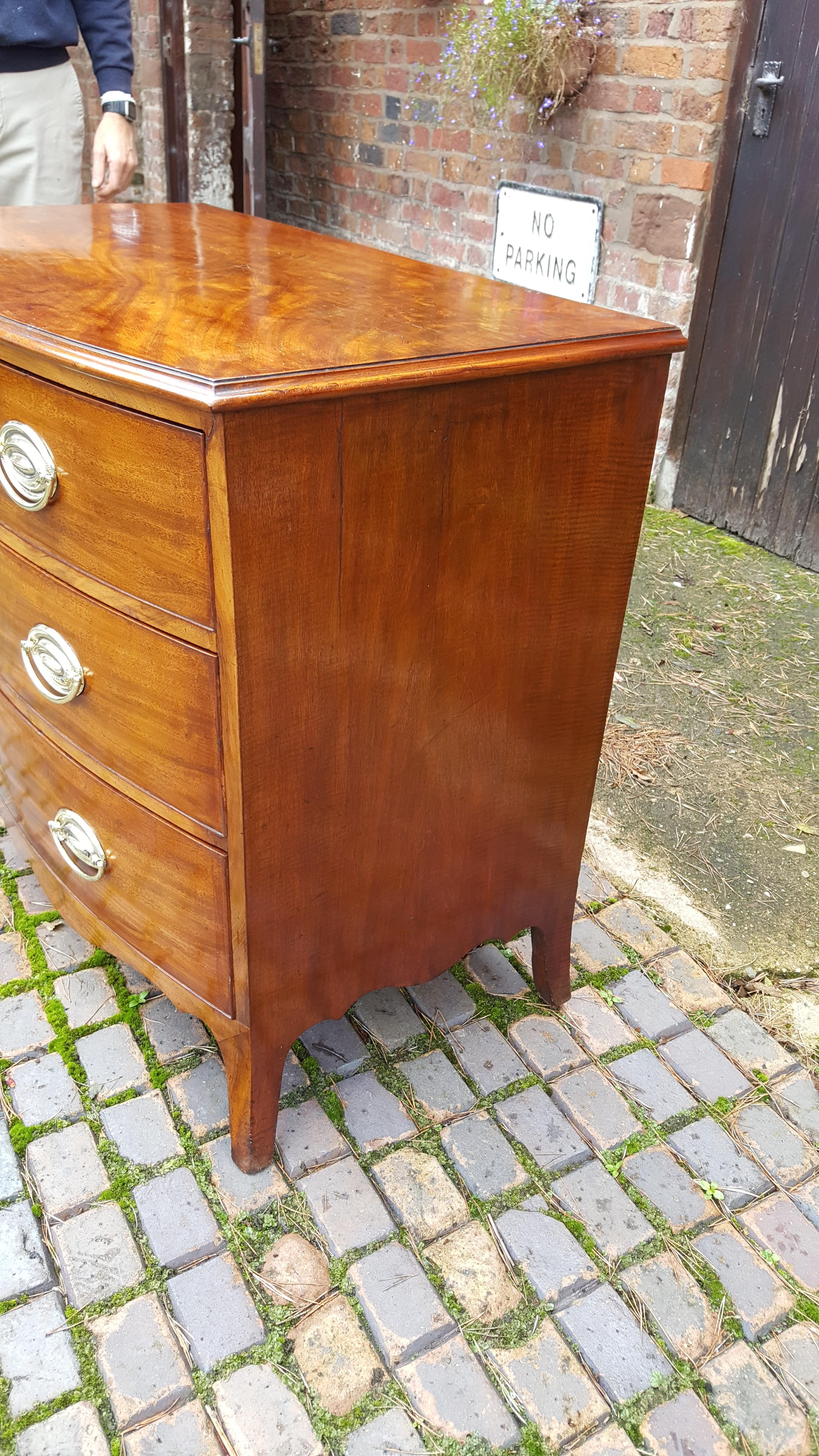 George III Mahogany Bow Fronted Chest of Drawers For Sale 1