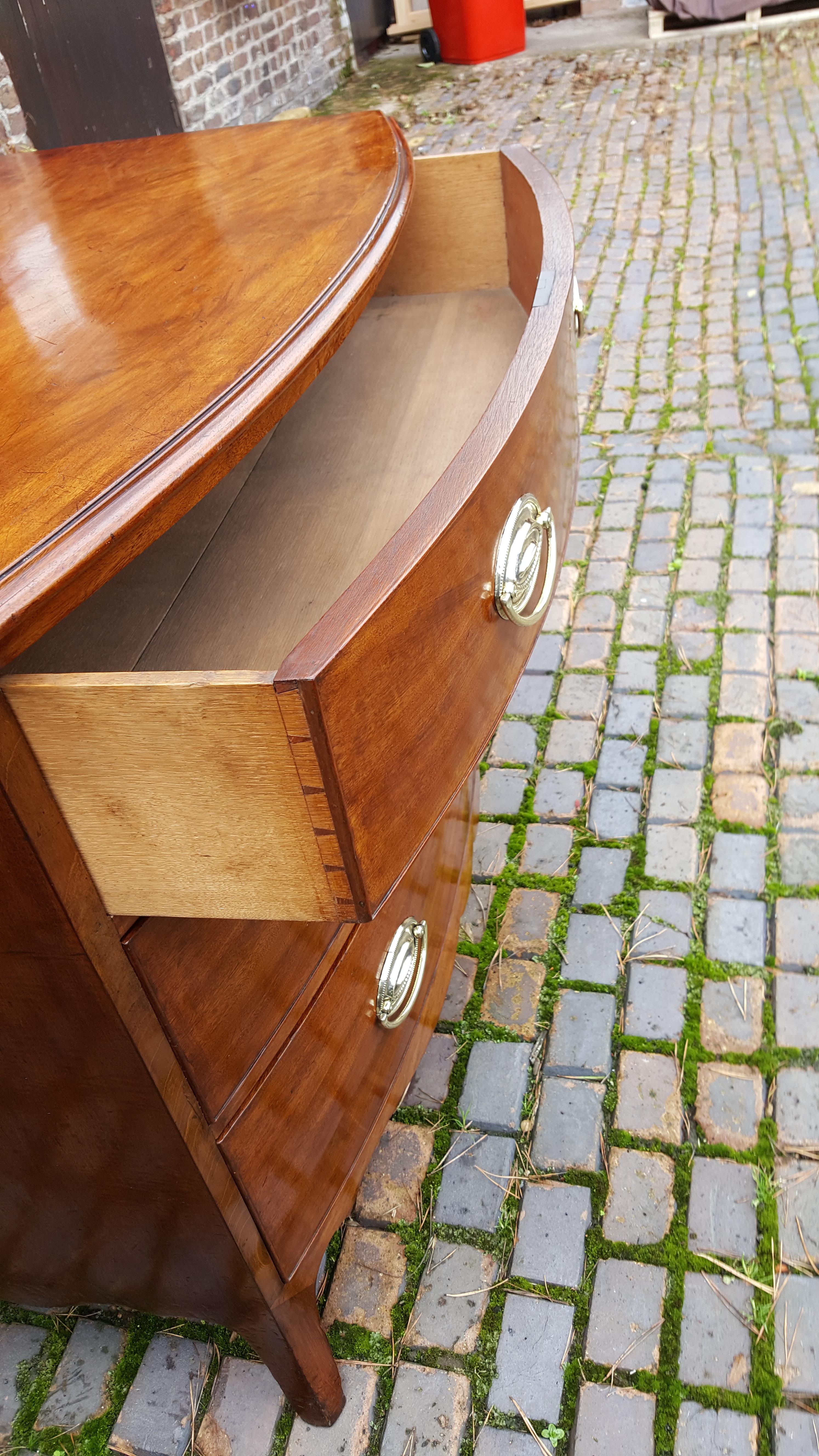 George III Mahogany Bow Fronted Chest of Drawers For Sale 2