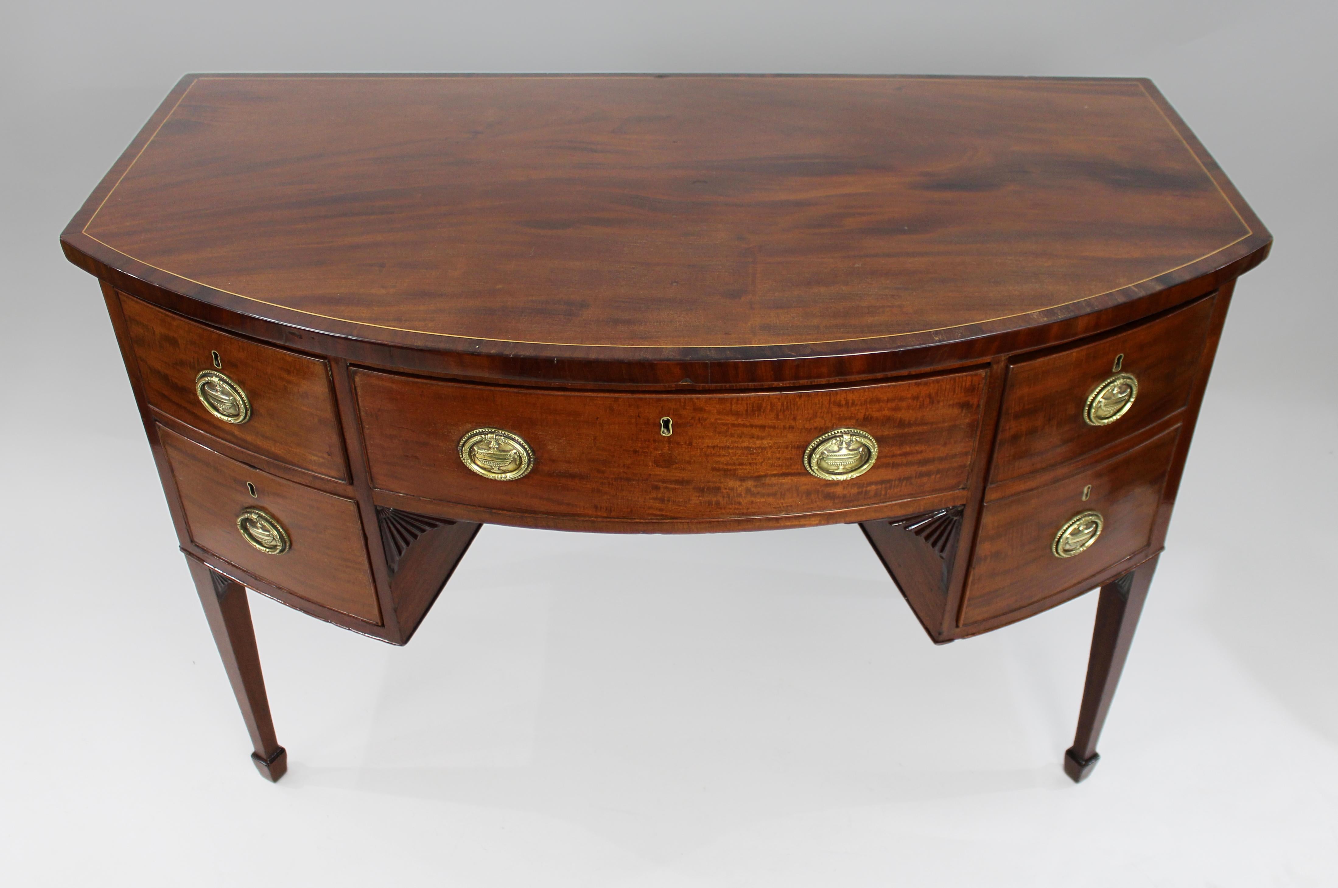 Tavolo da portata / credenza con fronte ad arco di Giorgio III in mogano
Inglese, circa 1800

Credenza o tavolo da portata in mogano di Giorgio III, risalente alla fine del XIX secolo. Realizzato in mogano ricco e ben rifinito, il tavolo presenta