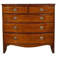 Commode George III en acajou à façade en arc de cercle Commode George III en acajou à façade en arc de cercle