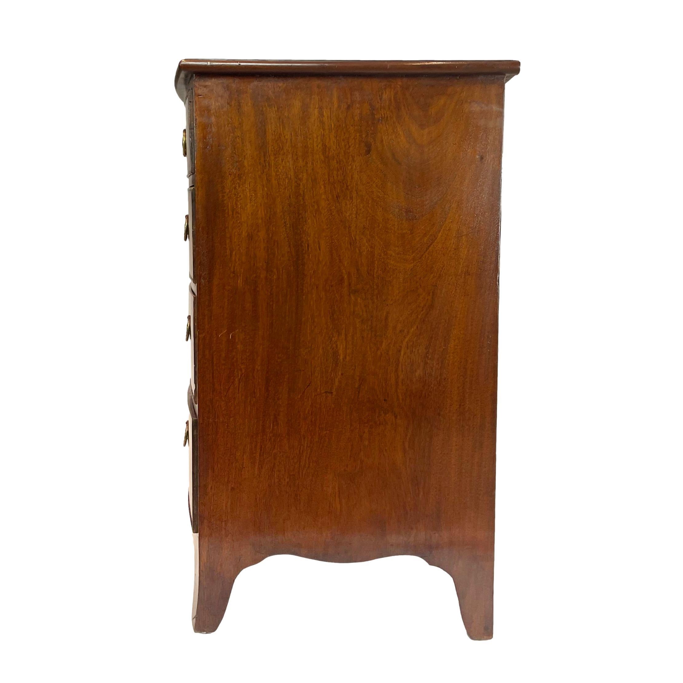 George III Mahogany Bowfront Chest-of-Drawers with Banded Top, English, ca. 1820 In Good Condition In Banner Elk, NC