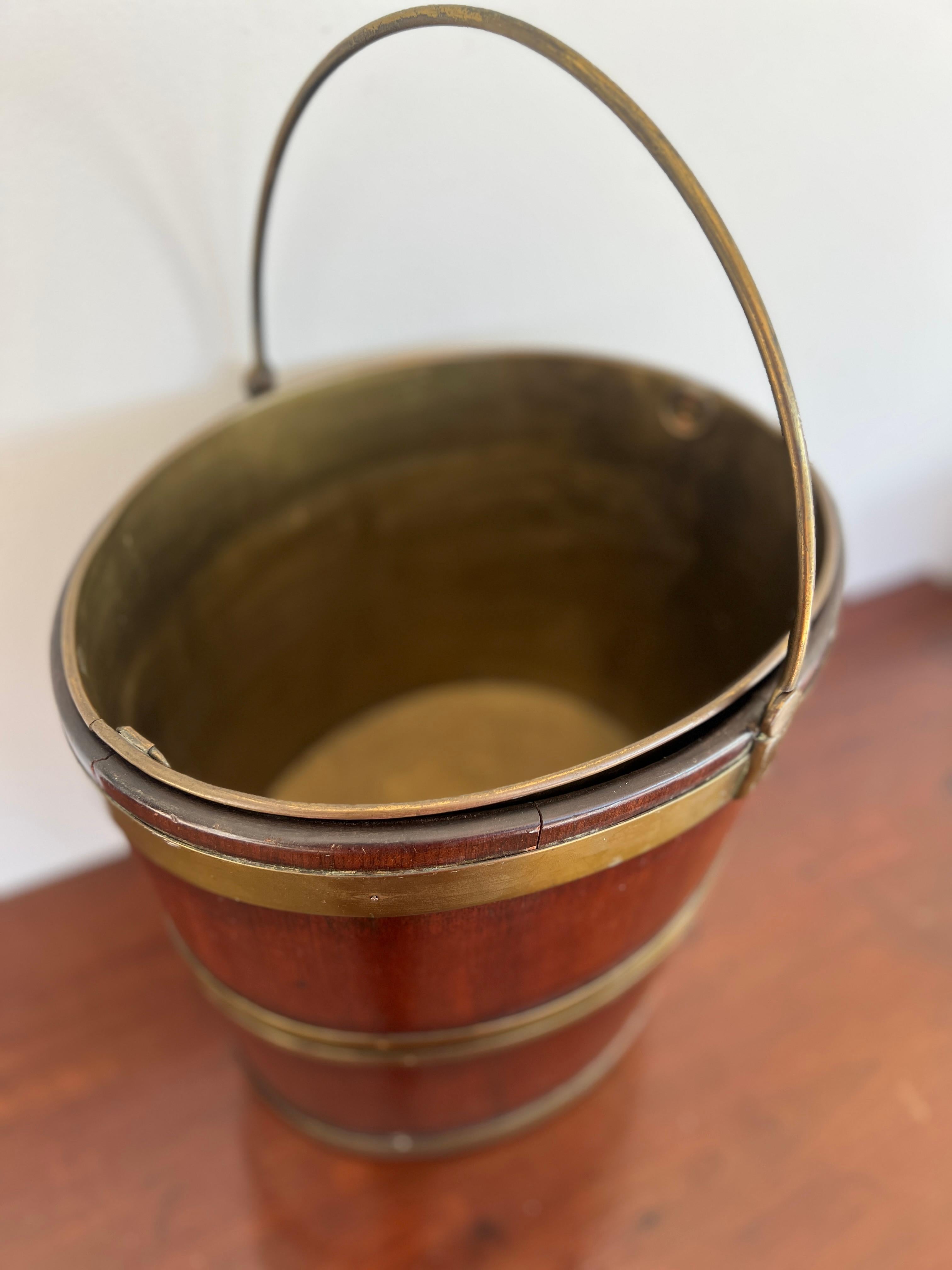 George III Mahogany & Brass Mounted Peat or Kindling Bucket C. 1800 In Good Condition For Sale In Atlanta, GA