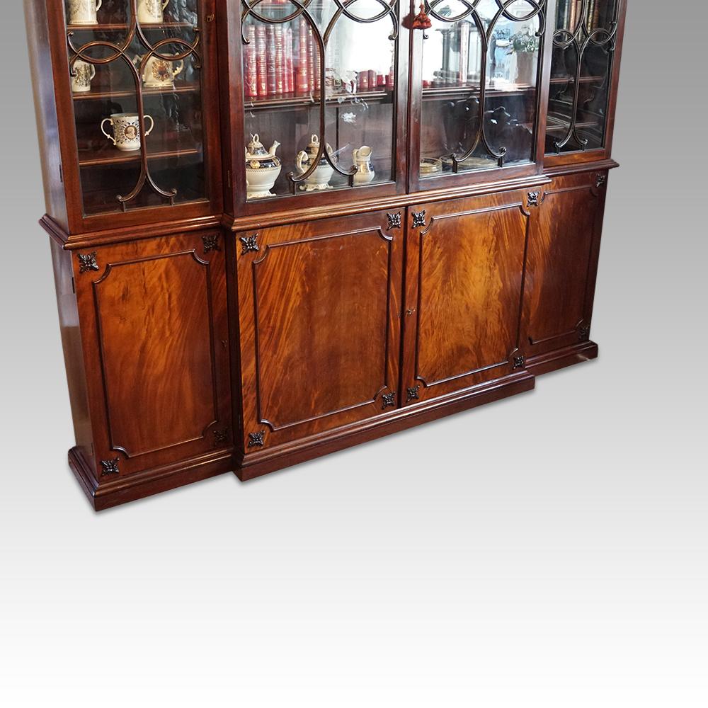 George III mahogany breakfront bookcase 
This George III mahogany breakfront bookcase was first made circa 1800.
It is of breakfront form and the rare castle top. 
The bookcase comes into many parts, so that it makes it easy to transport into and
