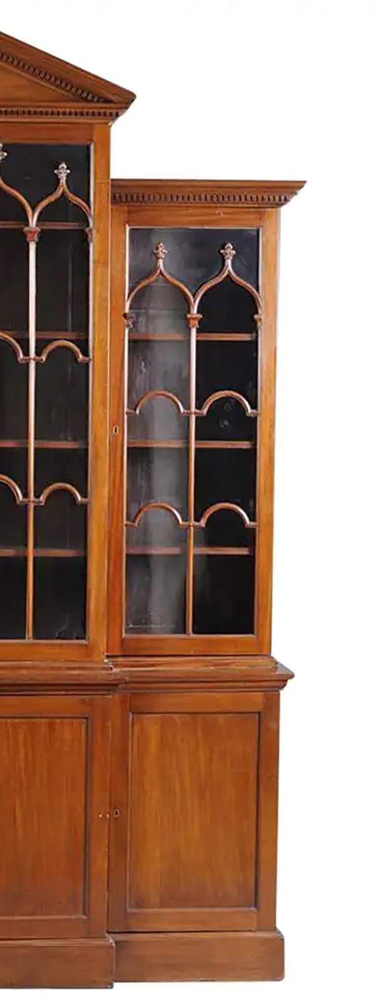 George III Mahogany Breakfront Bookcase In Good Condition For Sale In Essex, MA