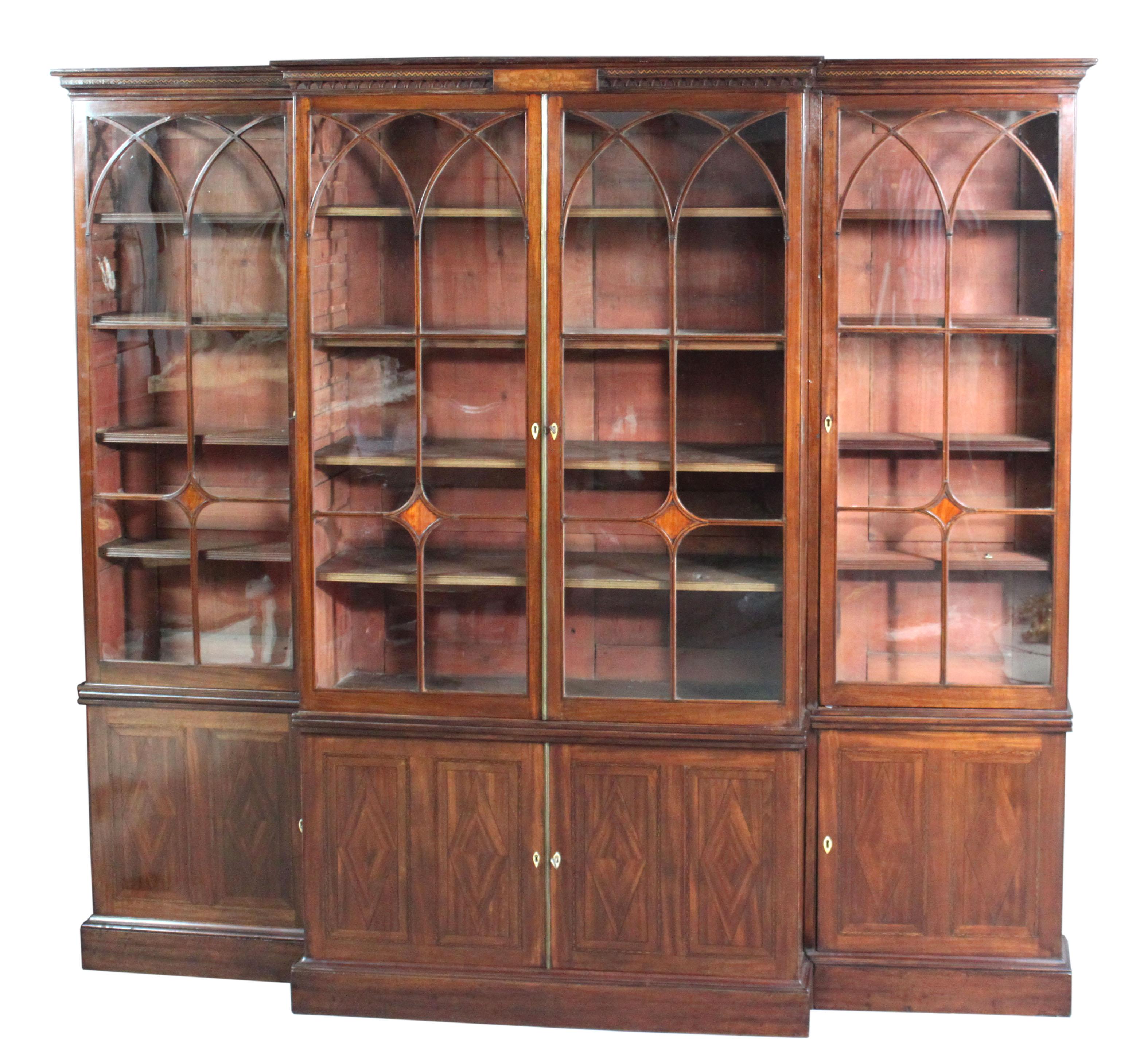 Anglais Bibliothèque à façade rompue en acajou de style George III à la manière de Thomas Sheraton en vente