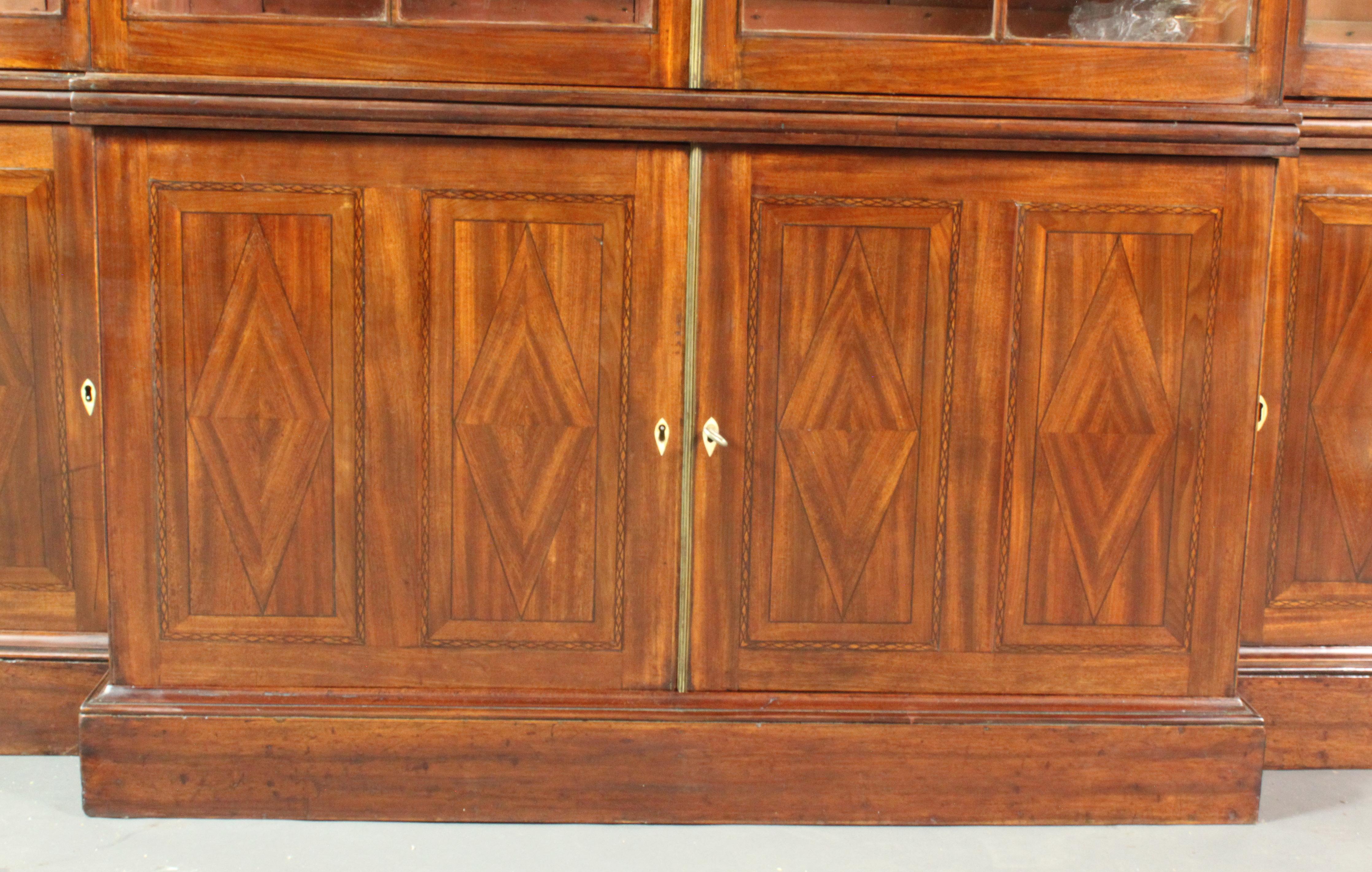 George III Mahogany Breakfront Bookcase in the Manner of Thomas Sheraton In Good Condition For Sale In Bradford-on-Avon, Wiltshire