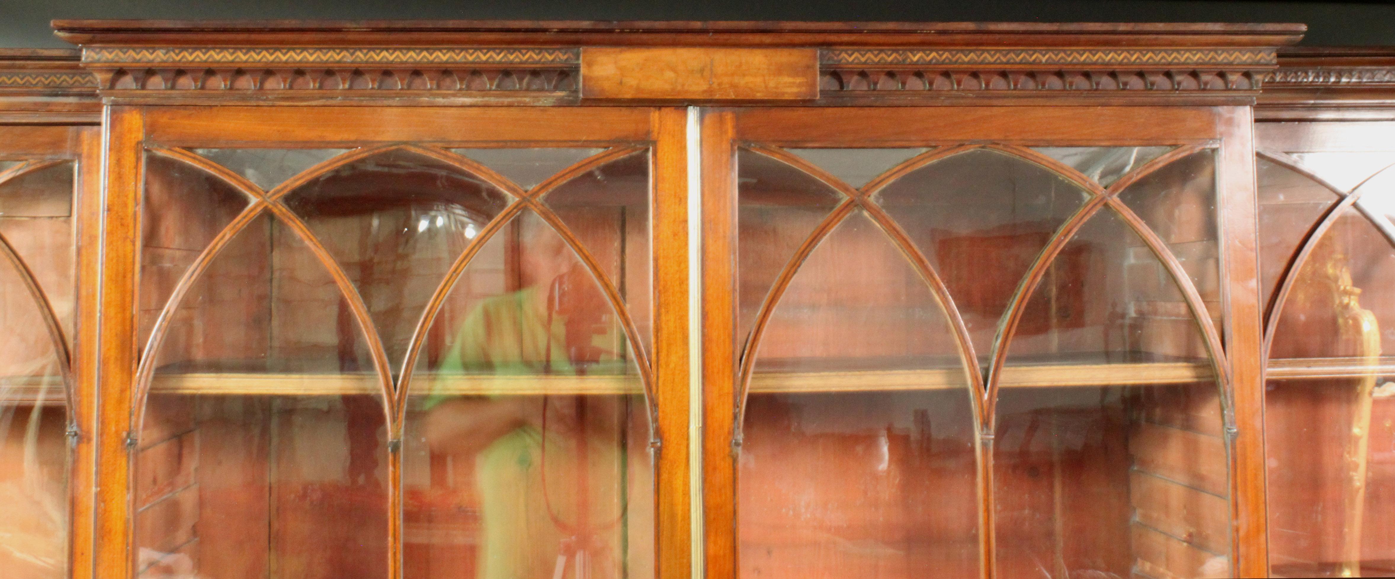Mahagoni-Bücherregal mit Klappdeckel aus der George-III-Periode nach Thomas Sheraton im Angebot 1