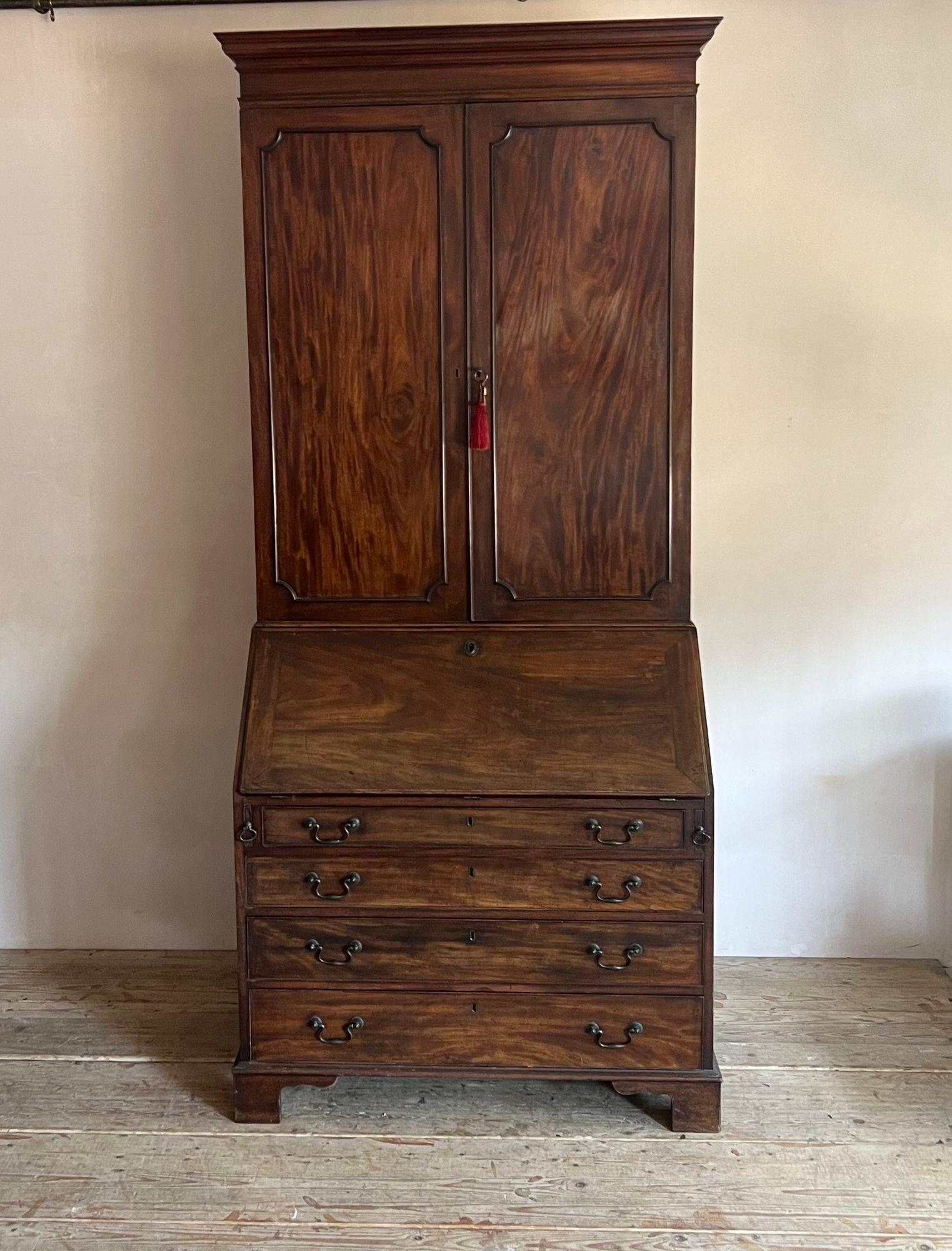 George III. Mahagoni-Büro Bücherschrank (Spätes 18. Jahrhundert) im Angebot