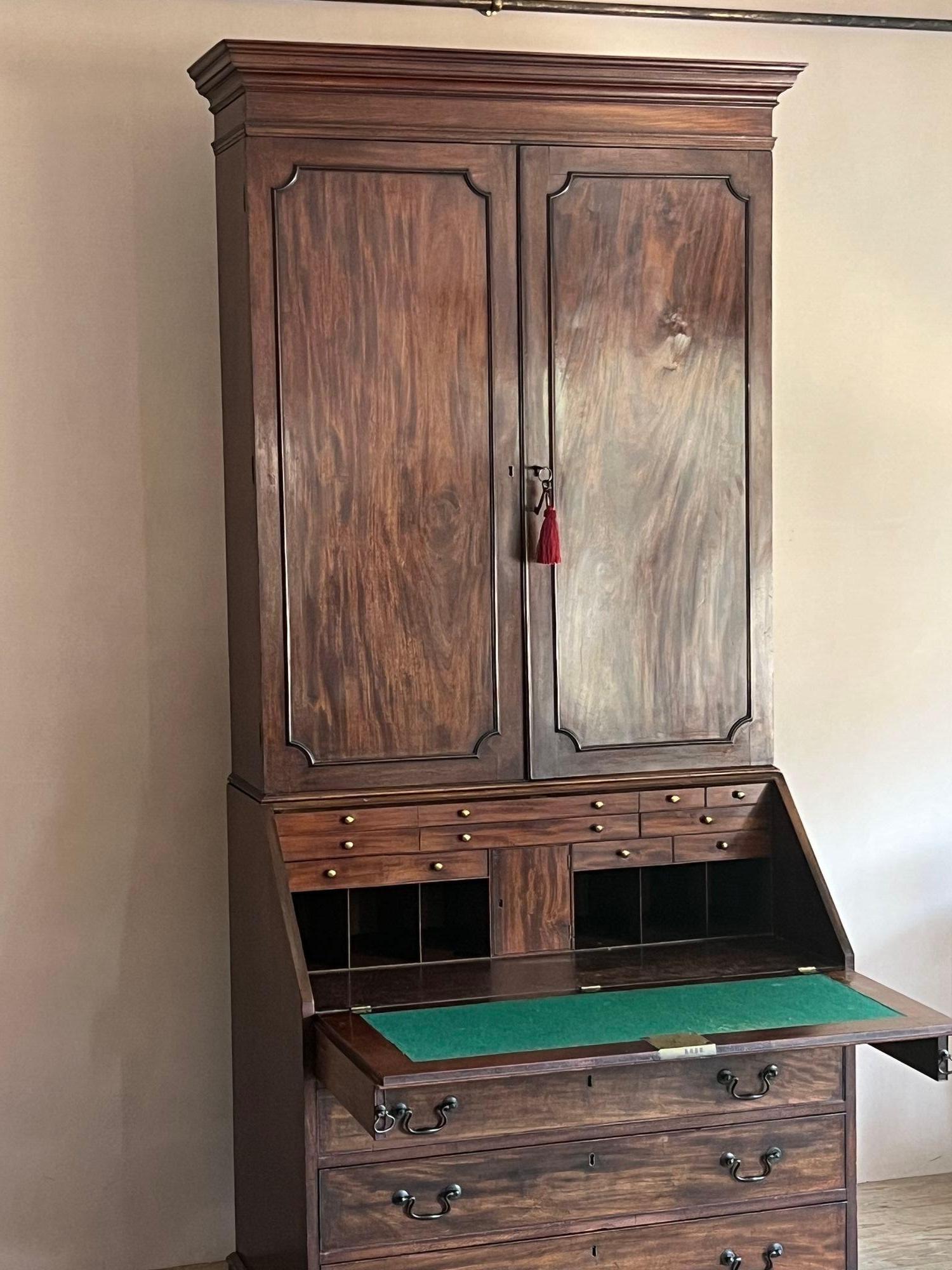 George III. Mahagoni-Büro Bücherschrank im Angebot 1