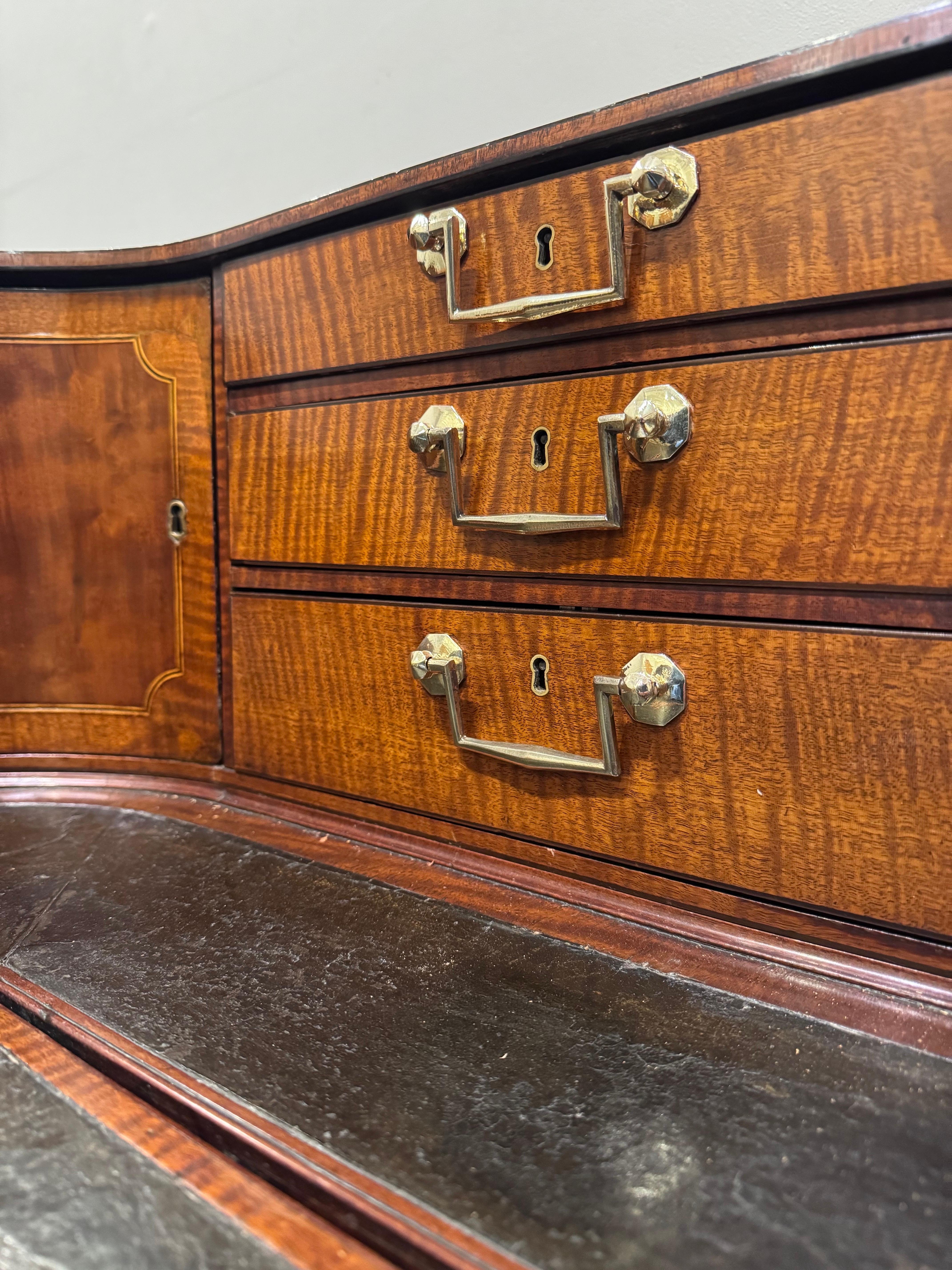 George III Mahogany Carlton House Desk, attributed to Gillow of Lancaster.C.1790 im Angebot 3