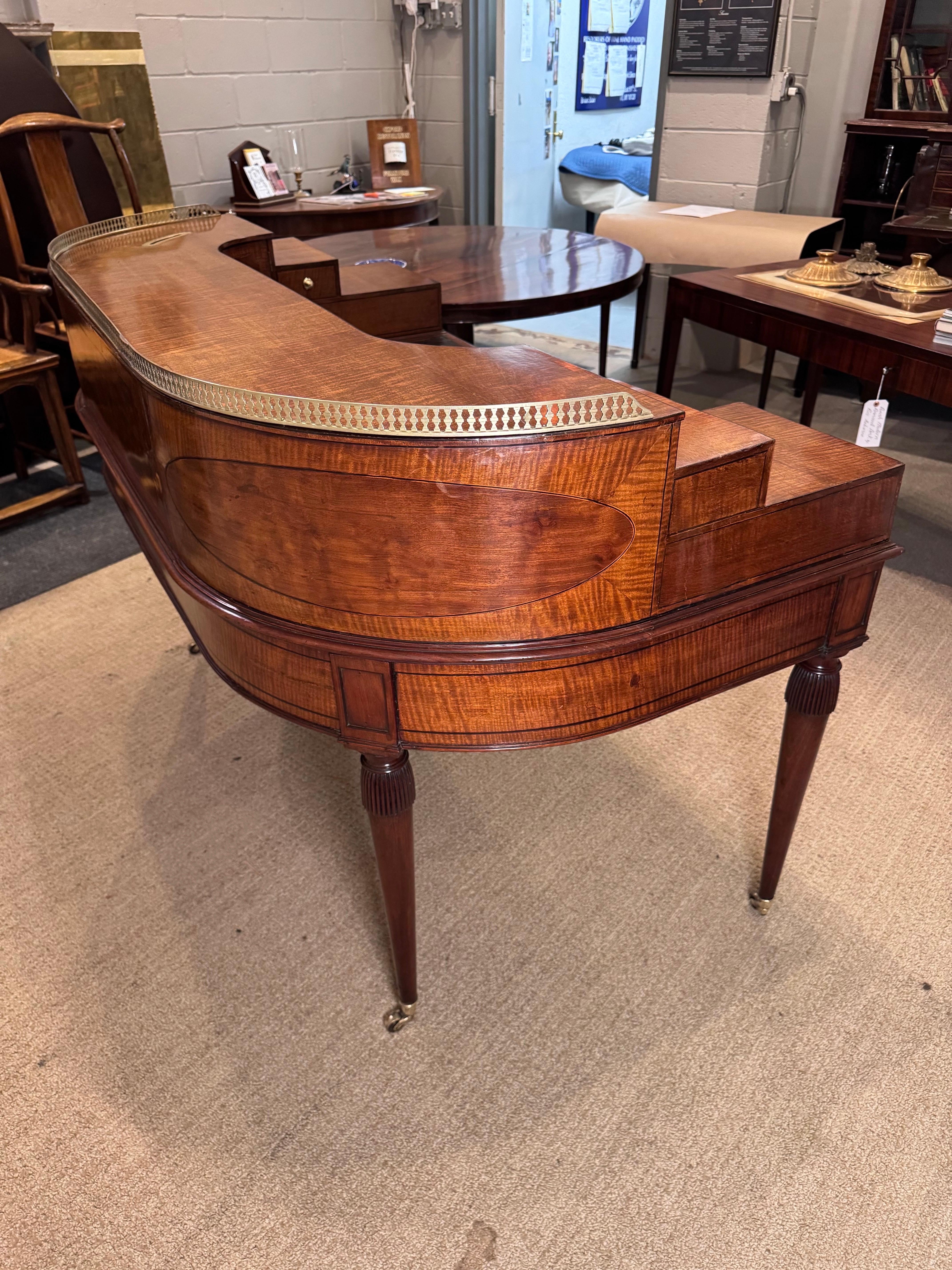 George III Mahogany Carlton House Desk, attributed to Gillow of Lancaster.C.1790 im Angebot 5