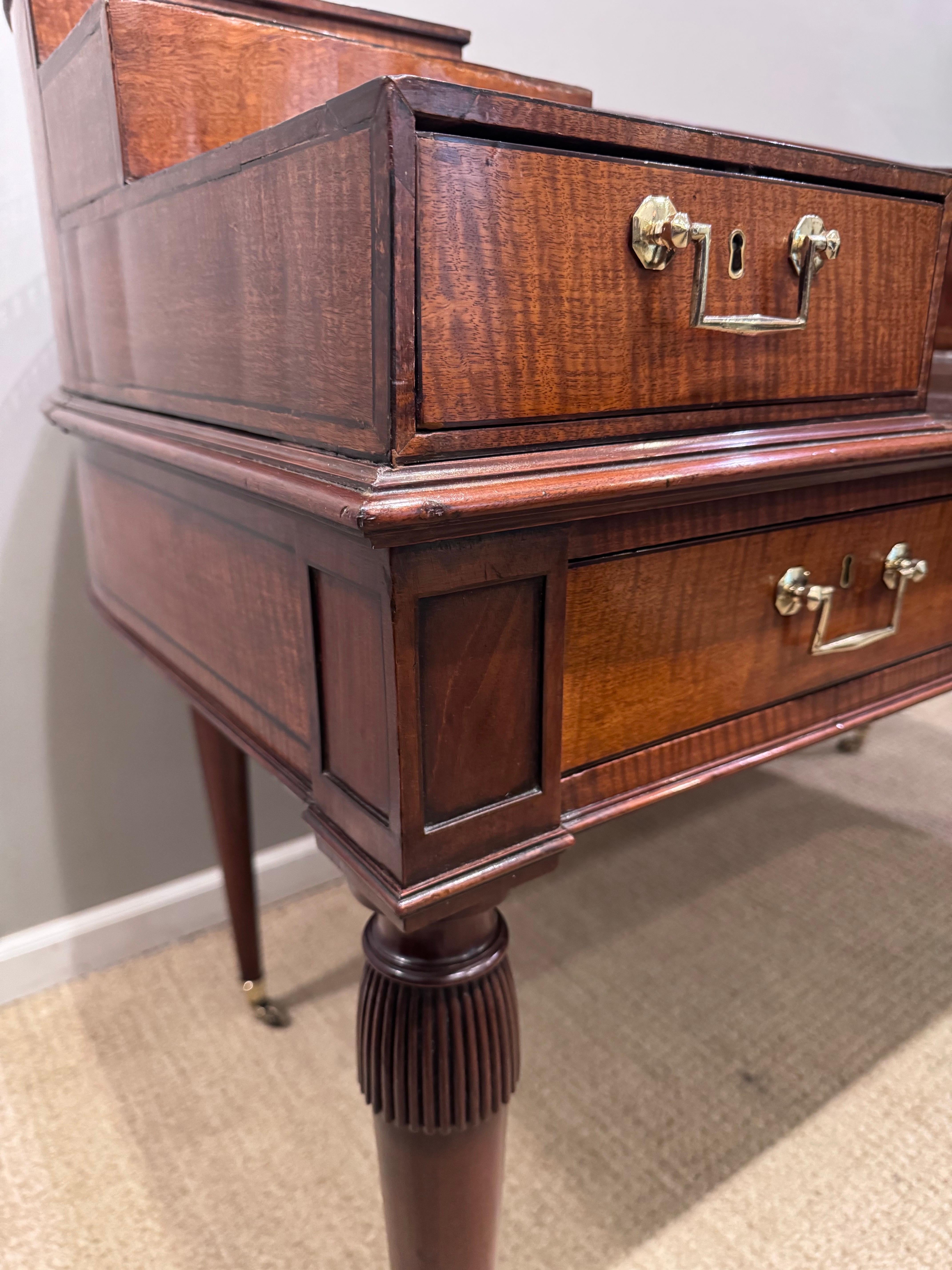George III Mahogany Carlton House Desk, attributed to Gillow of Lancaster.C.1790 im Angebot 6