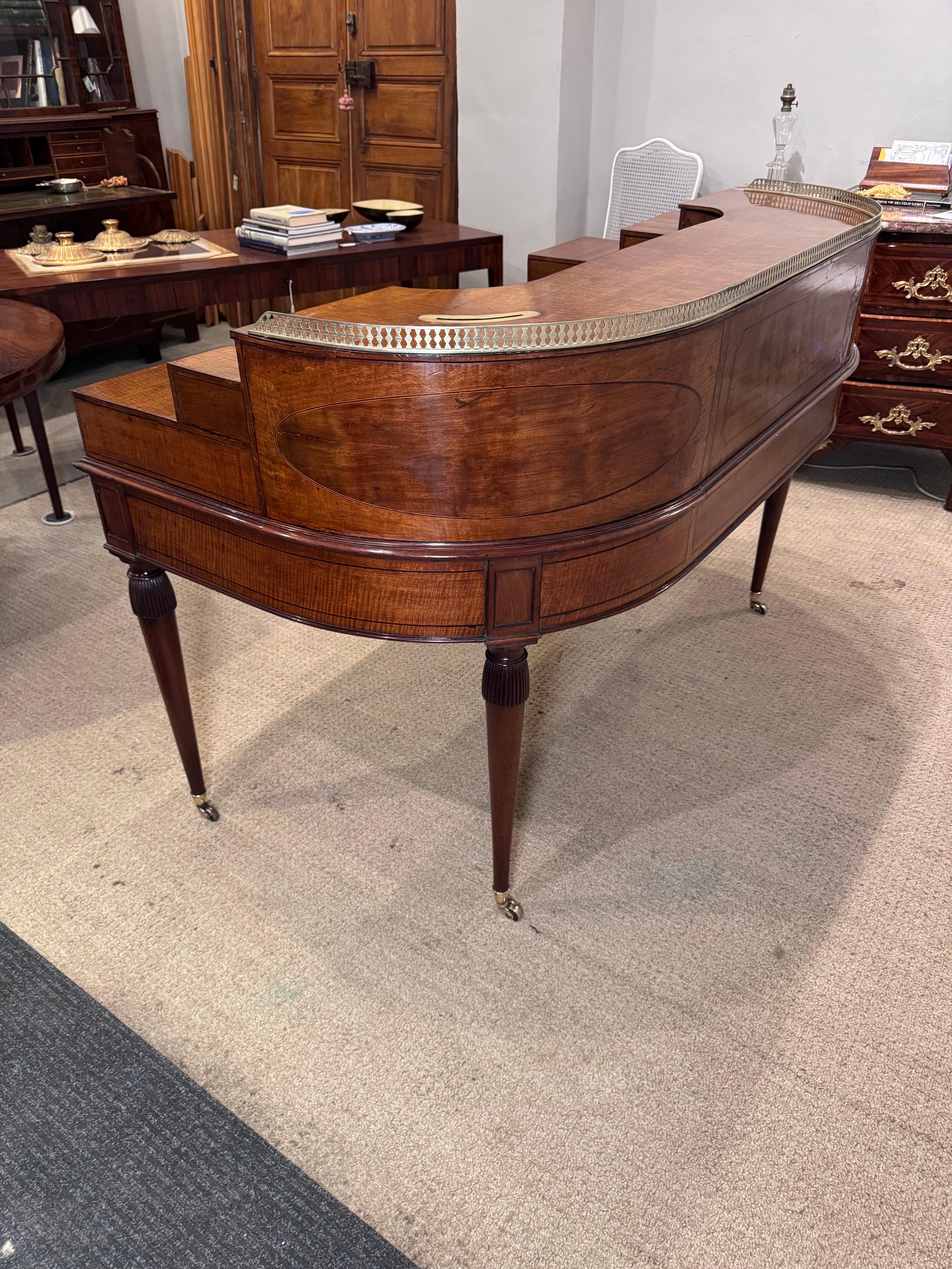 George III Mahogany Carlton House Desk, attributed to Gillow of Lancaster.C.1790 im Angebot 8