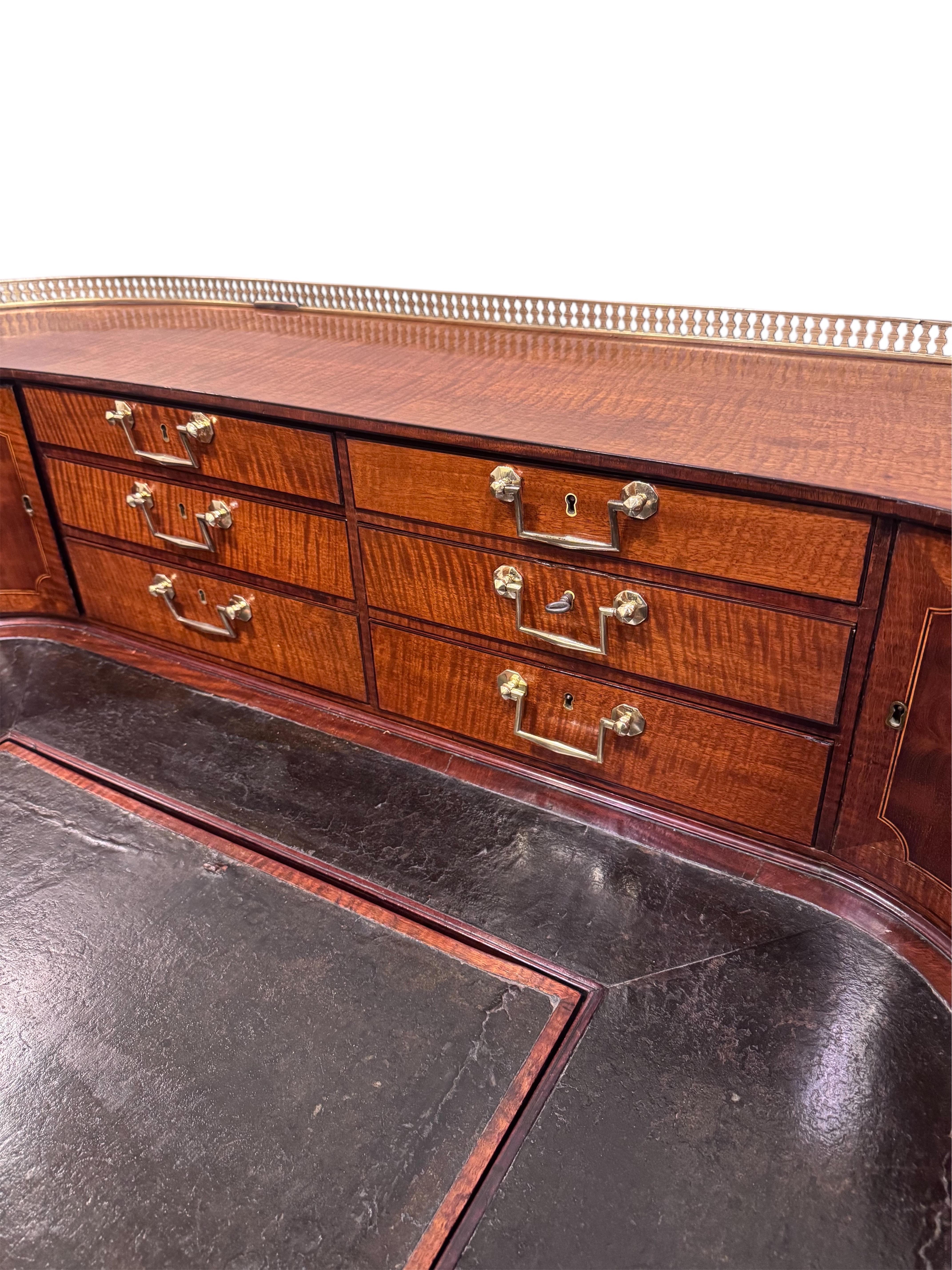George III Mahogany Carlton House Desk, attributed to Gillow of Lancaster.C.1790 im Zustand „Gut“ im Angebot in Huntington, NY