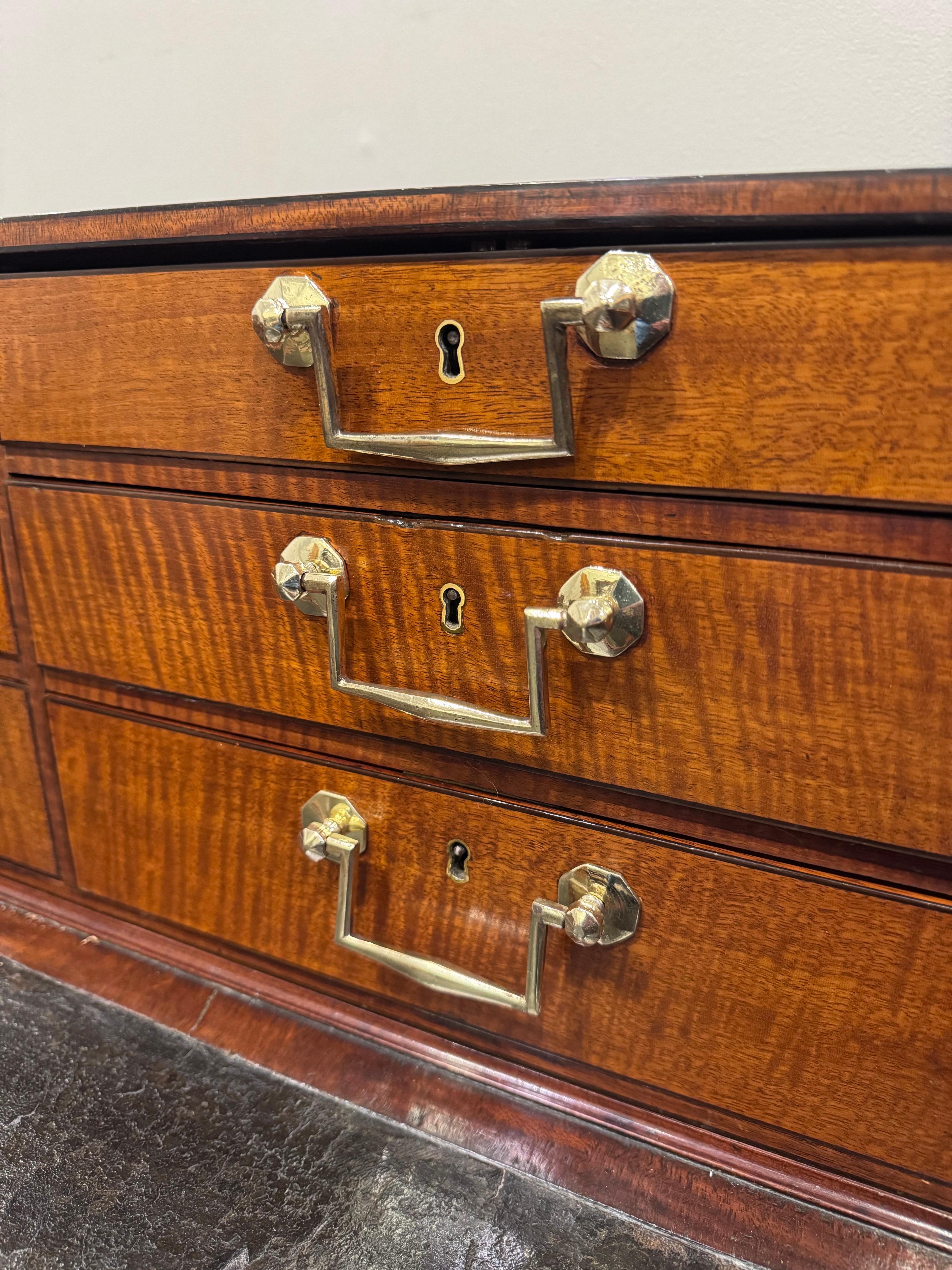 George III Mahogany Carlton House Desk, attributed to Gillow of Lancaster.C.1790 im Angebot 2