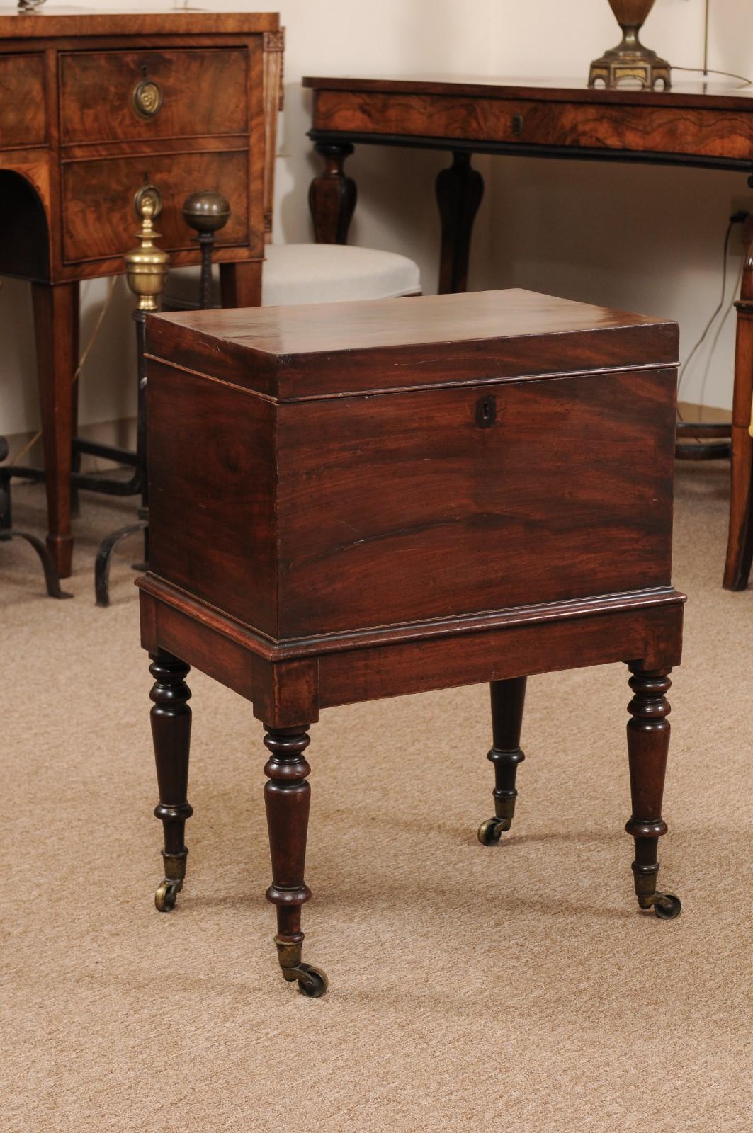 George III Mahogany Cellarette on Stand, England Early 19th Century In Good Condition In Atlanta, GA