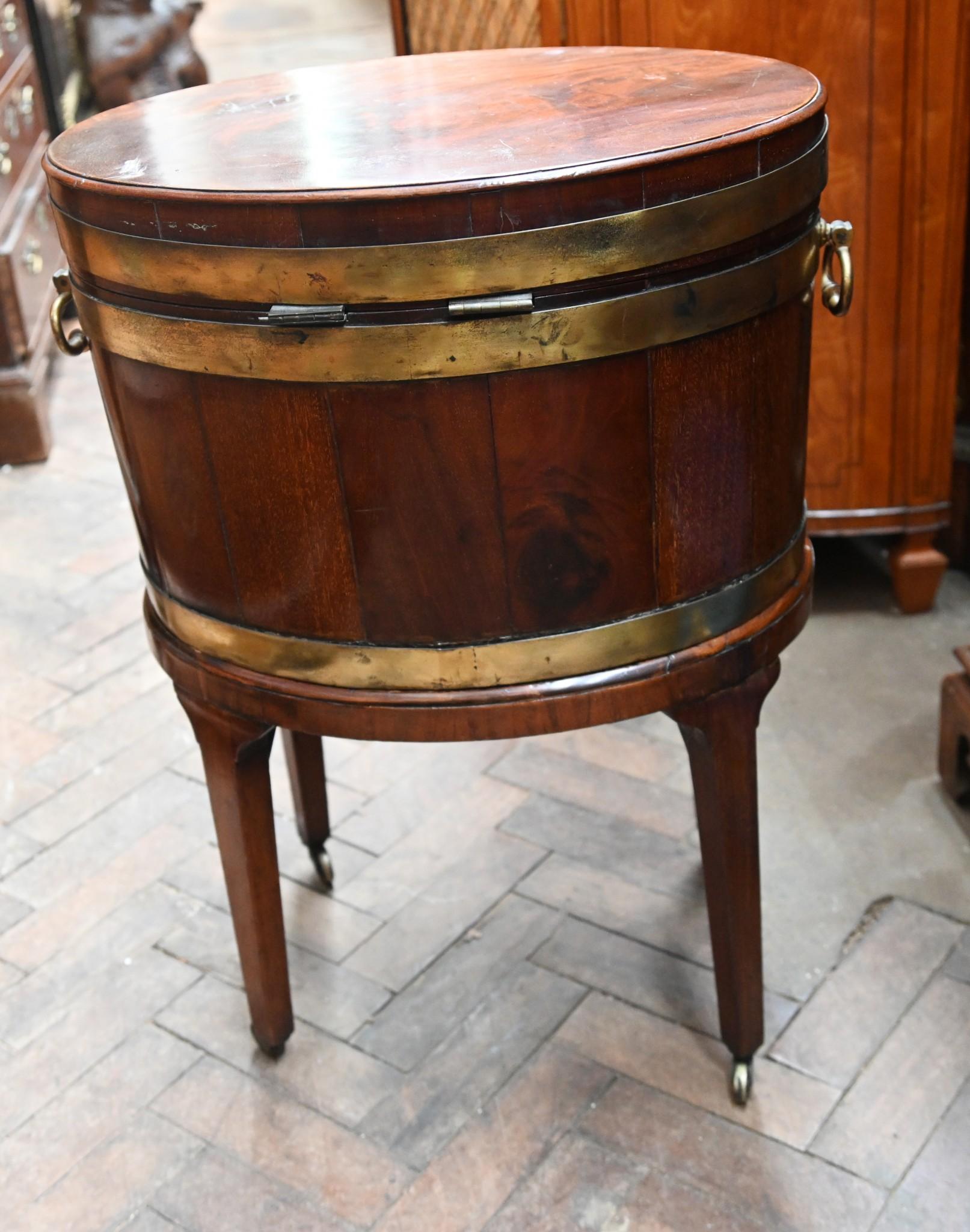 George III Mahogany Cellerette Wine Chest Champagne Bucket 1770 In Good Condition For Sale In Potters Bar, GB