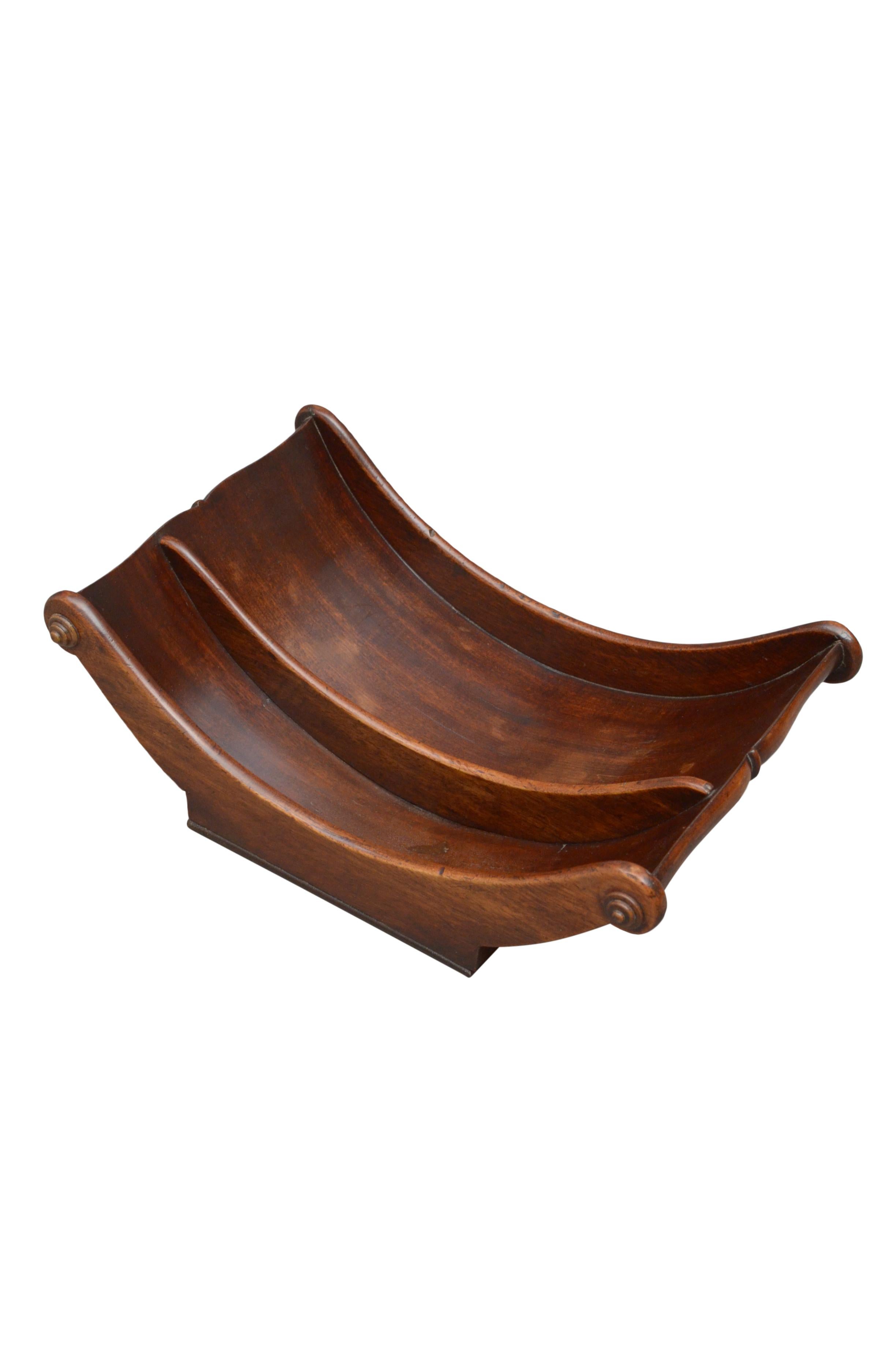 K0464 Un sottobicchiere in mogano a forma di barca di Giorgio III, di ottima qualità, con patere intagliate ai lati e due scomparti; il tutto conserva la finitura originale e un'eccellente patina originale. Tutti in condizioni meravigliose - pronti