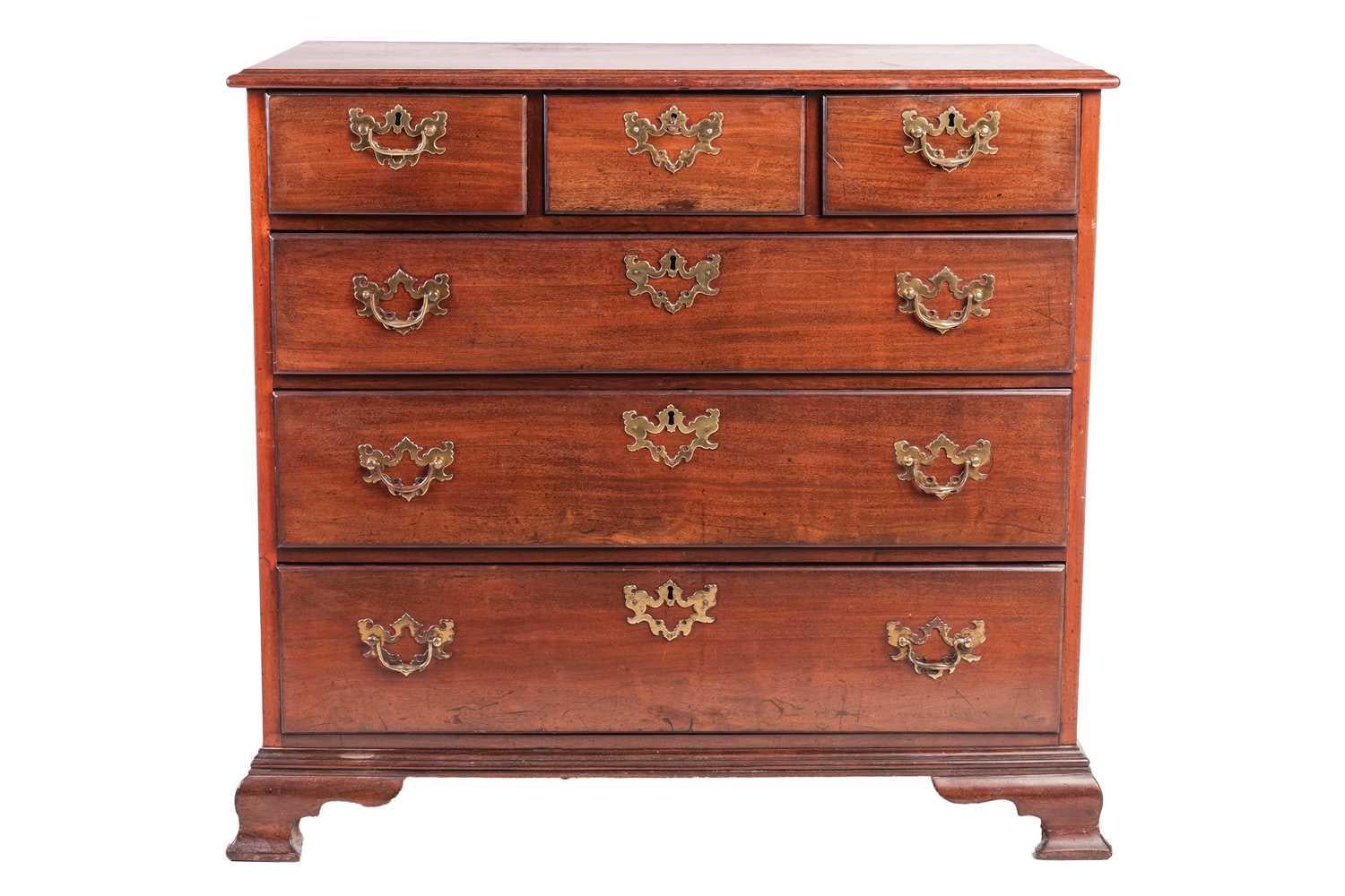 Commode George III en acajou, type Dumfries House, vers 1770

Une belle commode en acajou de la période George III, vers 1770, d'un type associé à Dumfries House. La commode est bien proportionnée, avec trois tiroirs courts sur trois longs tiroirs
