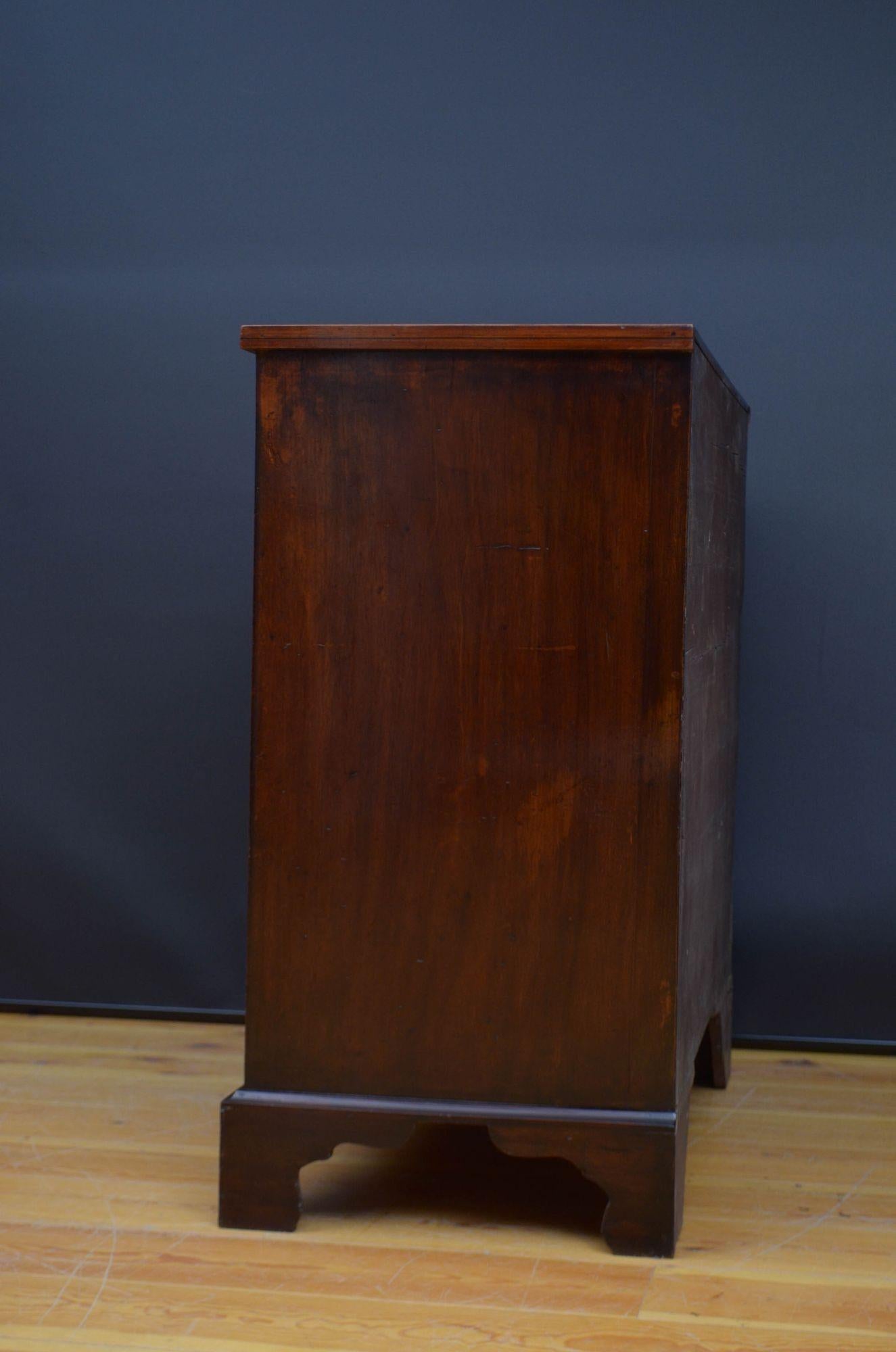 George III Mahogany Chest of Drawers For Sale 10
