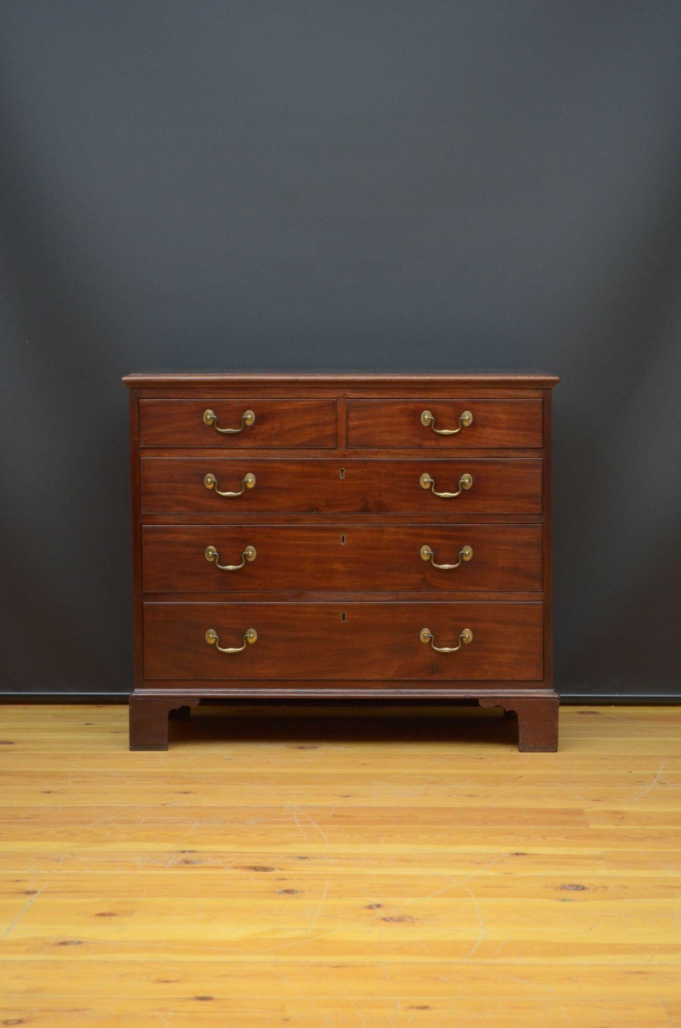 Sn5465 Elegant Georgian chest of drawers in mahogany, having figured mahogany top with moulded edge above two short and three long drawers, all fitted with original swan neck brass handles, standing on original bracket feet. This antique chest of