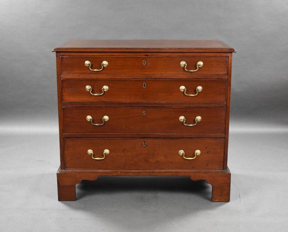 George III Mahagoni-Kommode
Artikel-Code: LC962
Circa 1800
Eine klassische Mahagoni-Kommode aus der Zeit von George III. mit ausgewogenen Proportionen und schlichter Eleganz. Die Kommode besteht aus vier in der Breite abgestuften Schubladen, die