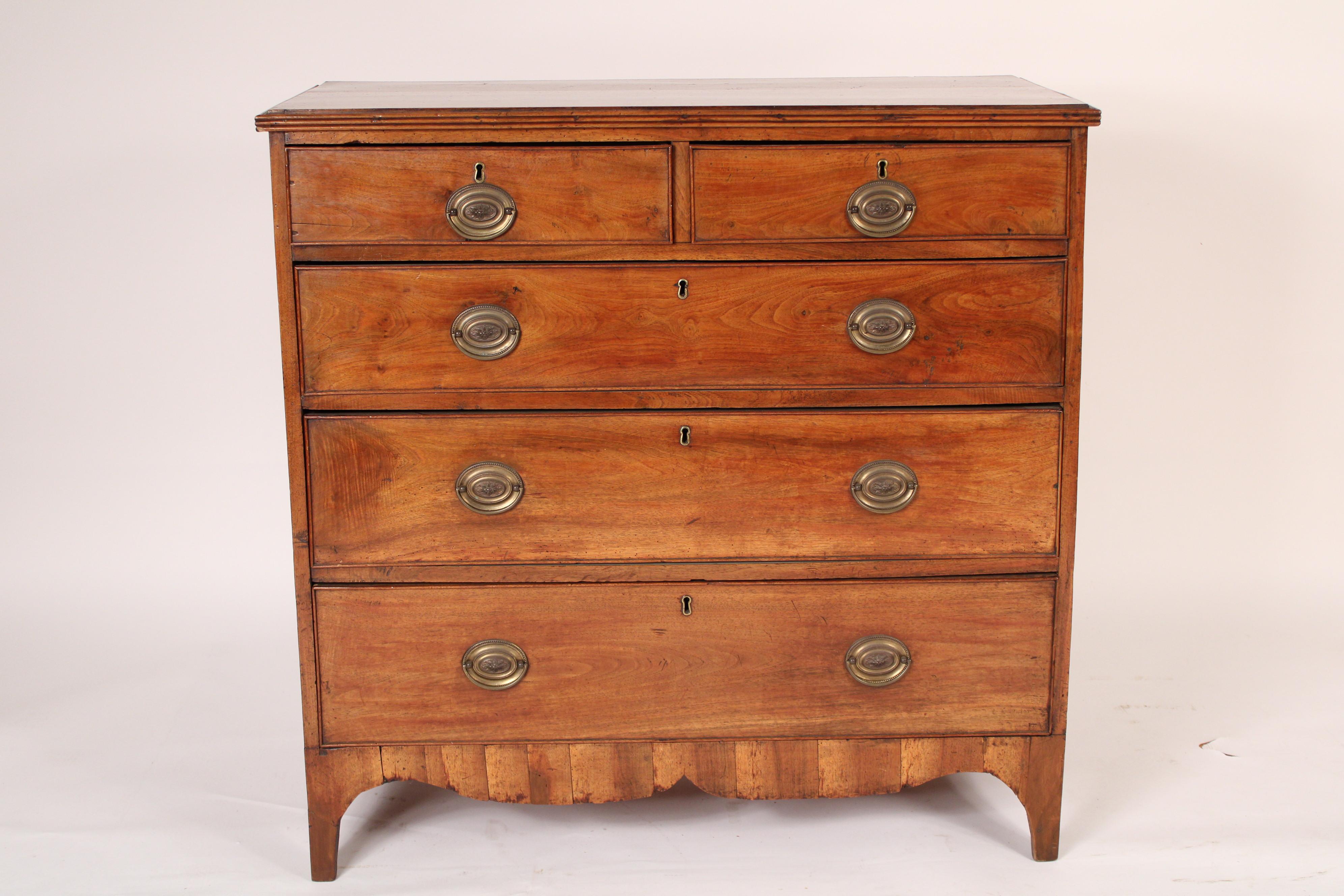 George III mahogany chest of drawers, circa 1800. With a rectangular slightly over hanging top with reeded molding on front and sides, two top drawers and 3 graduated lower drawers, classical oval brass hardware and a double serpentine shaped apron.