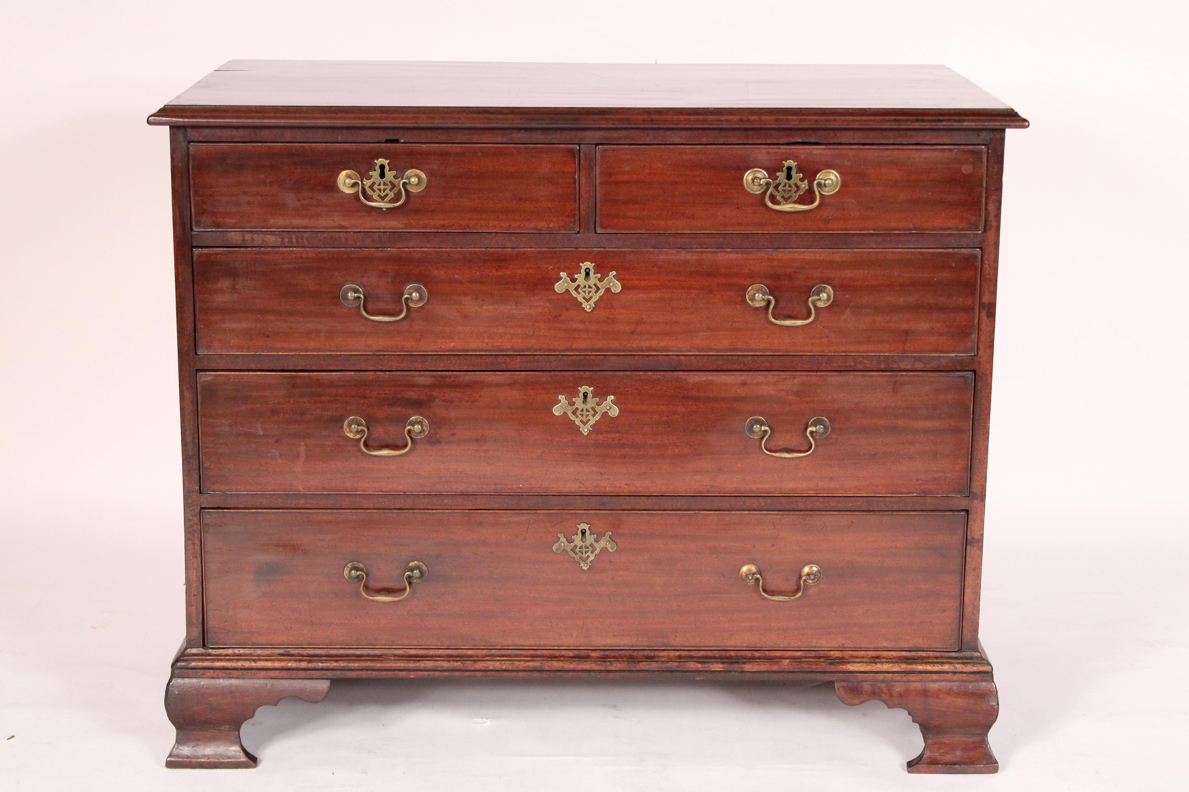 Cassettiera in mogano di Giorgio III, 1780 circa. Con un piano rettangolare a tavola singola con bordi frontali e laterali modanati a pollice, due cassetti superiori e 3 cassetti inferiori graduati, tutti con modanature a perline di gallo, fianchi a