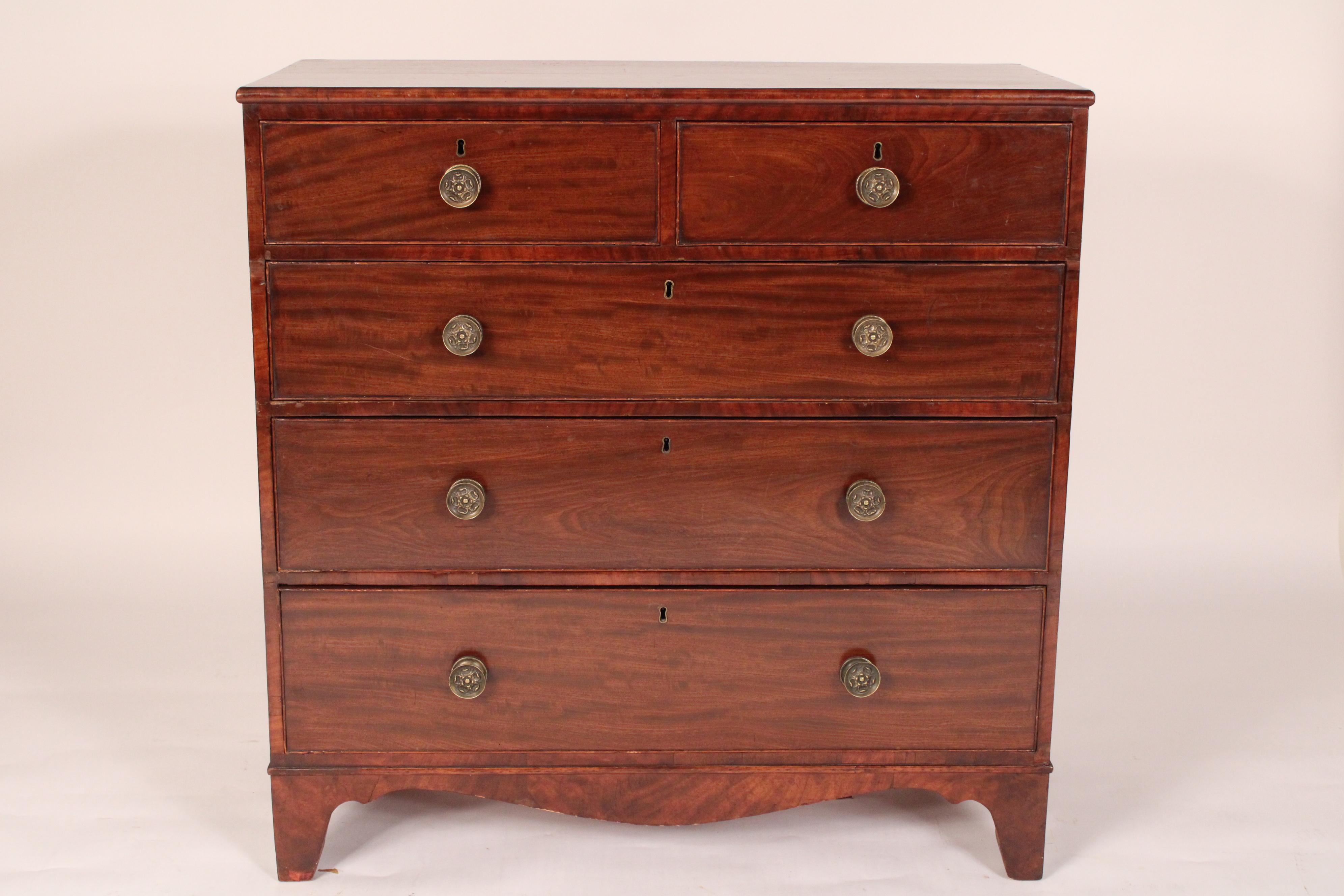 Commode en acajou George III, début du 19e siècle. Avec un plateau rectangulaire à deux planches, deux tiroirs supérieurs et trois tiroirs inférieurs gradués, tous avec des moulures à perles de coq et des ferrures en laiton, des côtés à une planche,