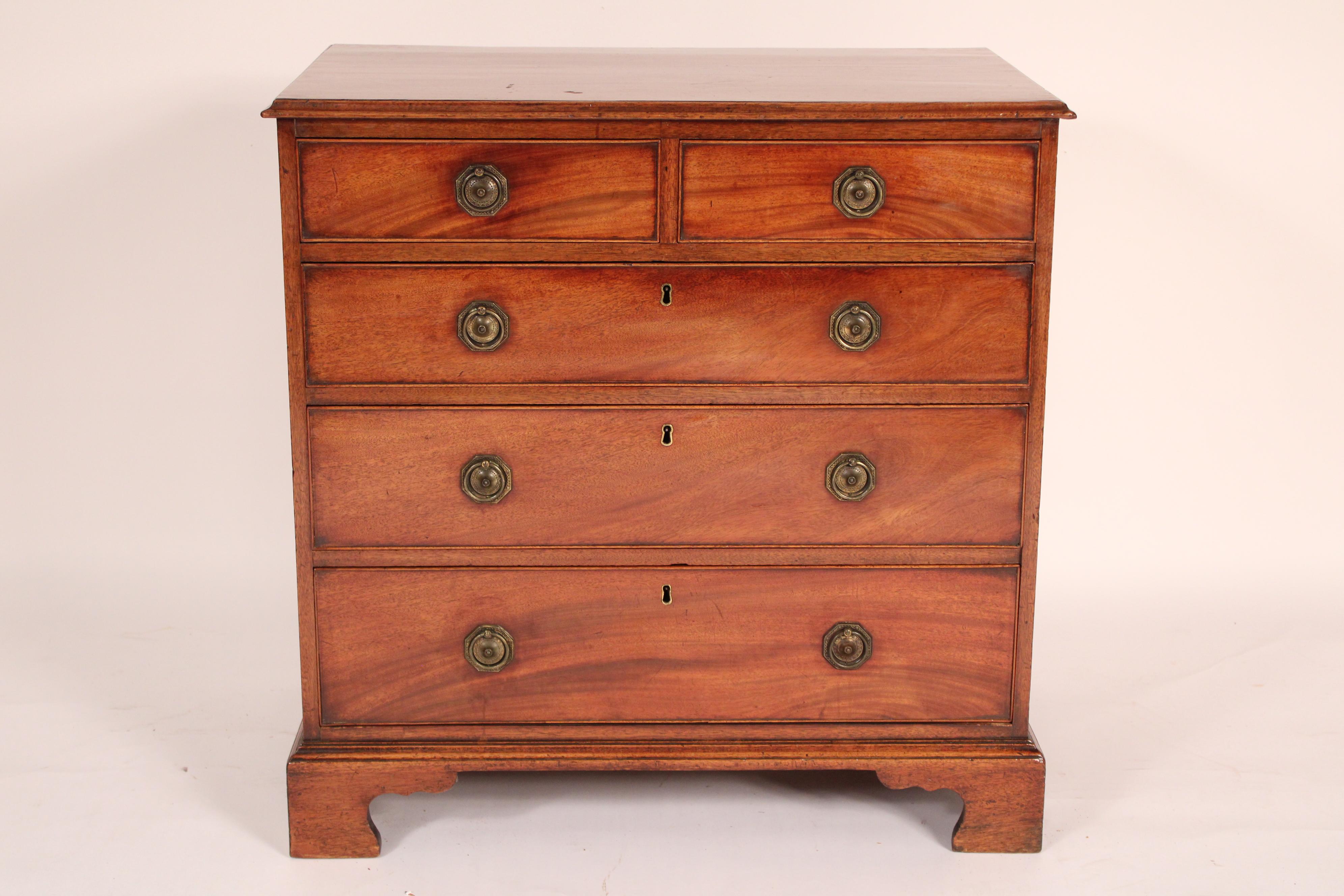 Cassettiera in mogano di Giorgio III, 1800 circa. Con un piano a due tavole con bordi anteriori e laterali modanati, due cassetti superiori e 3 cassetti inferiori graduati, tutti con modanature a perline di gallo e ferramenta in ottone, fianchi a