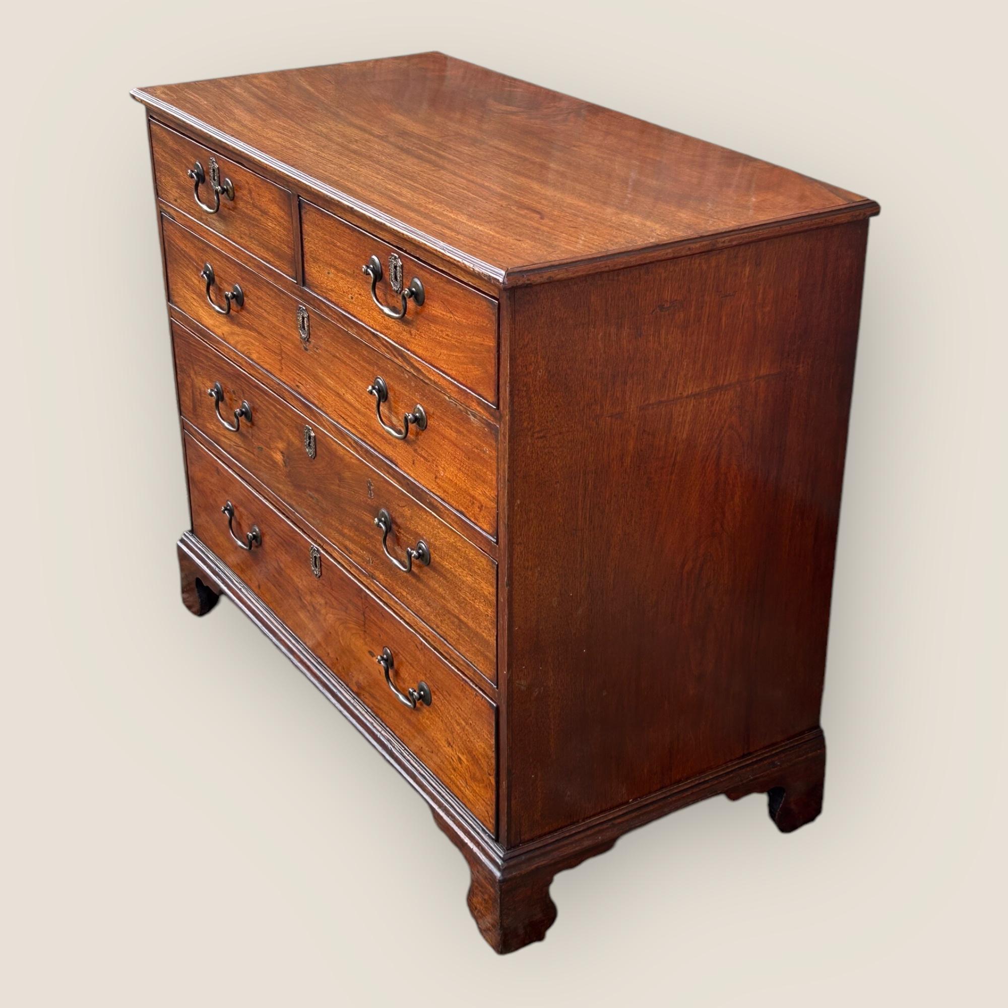 Britannique Commode en acajou George III en vente