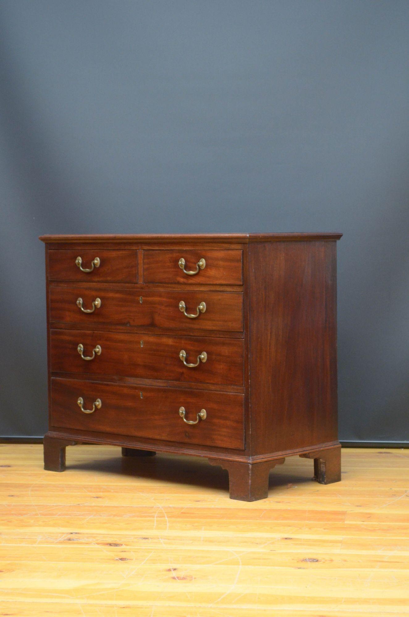 English George III Mahogany Chest of Drawers For Sale