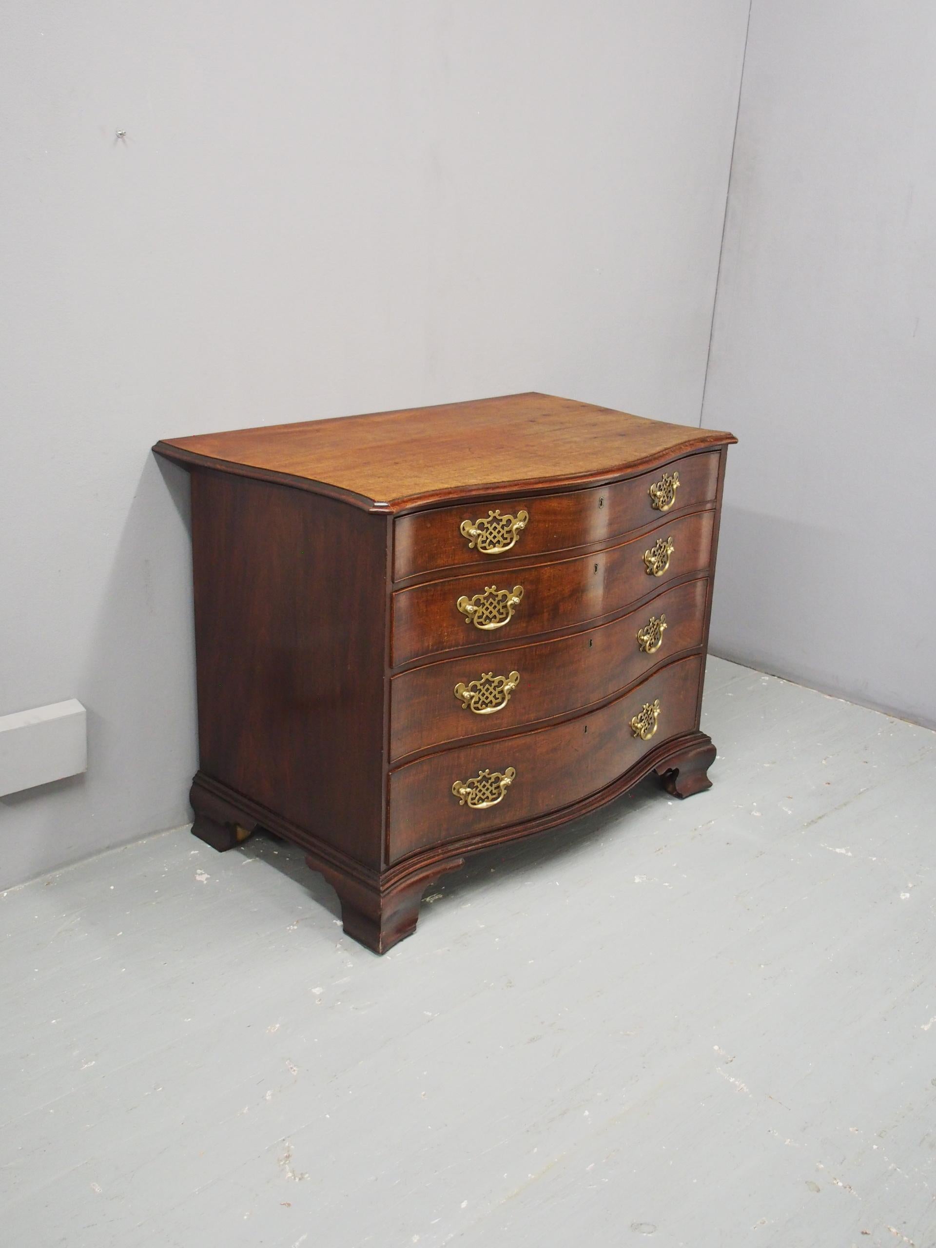 George III Mahogany Chest of Drawers In Good Condition In Edinburgh, GB