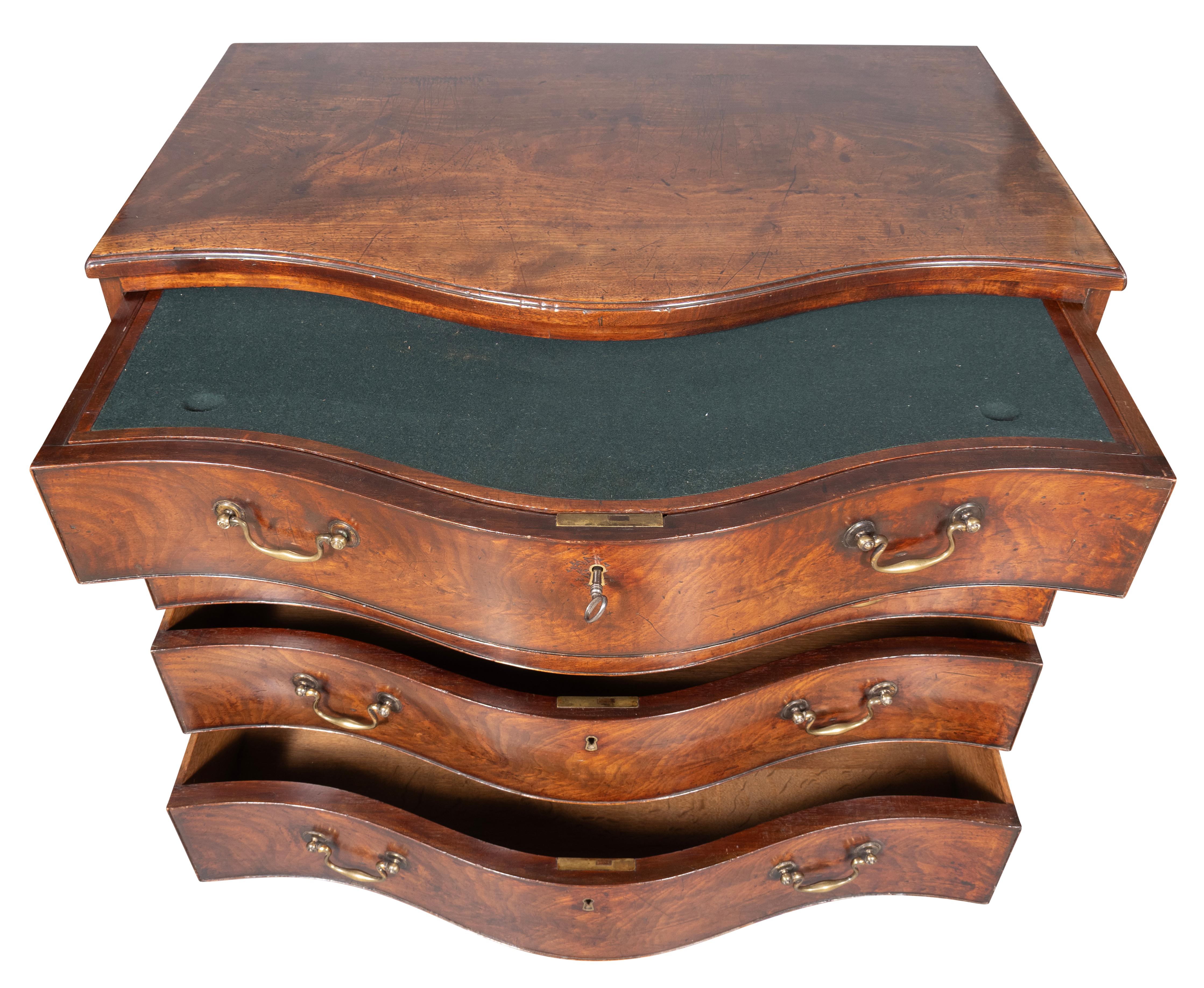 George III Mahogany Chest Of Drawers In Good Condition For Sale In Essex, MA