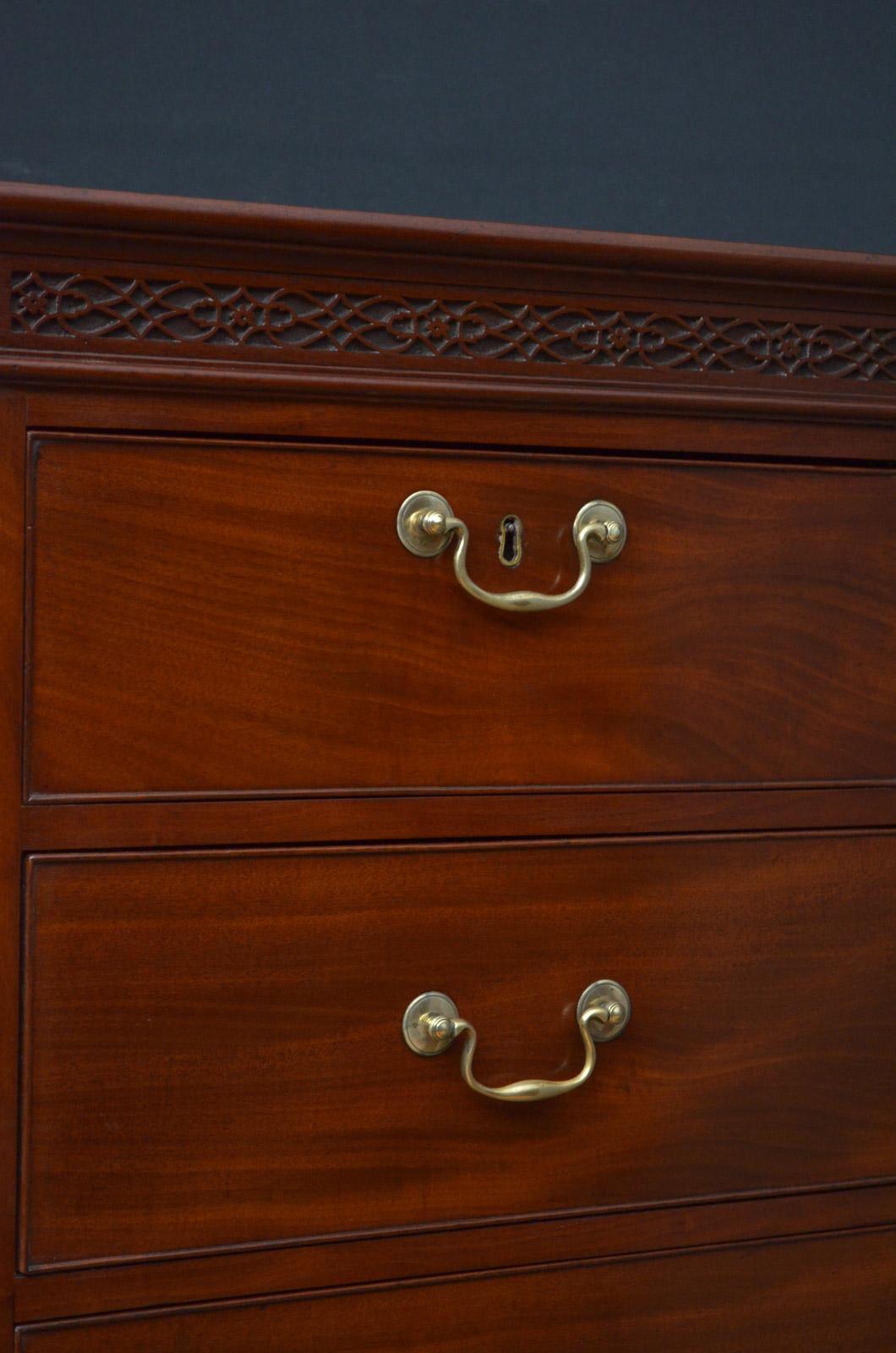 George III Mahogany Chest of Drawers In Good Condition In Whaley Bridge, GB