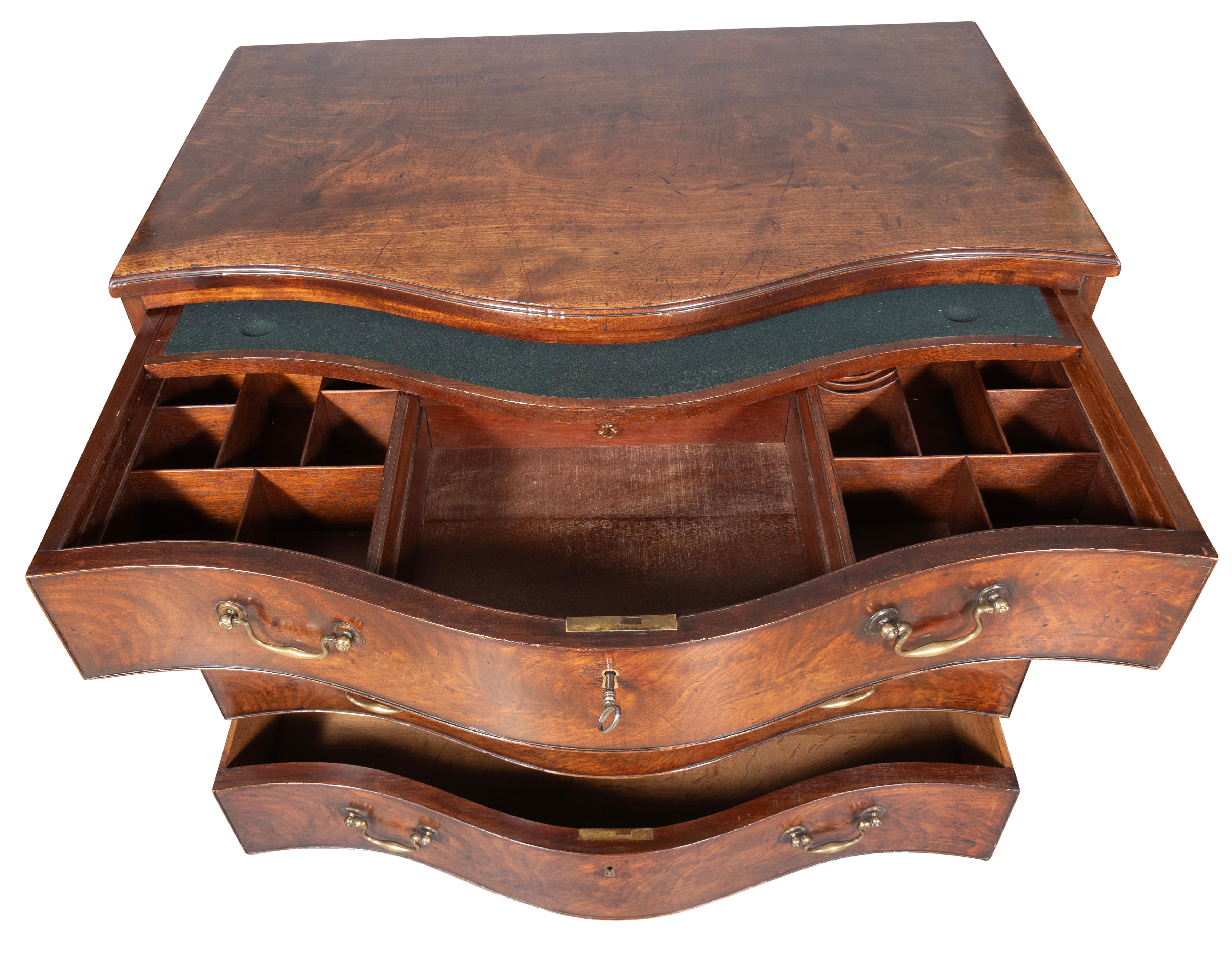 Mid-18th Century George III Mahogany Chest Of Drawers For Sale