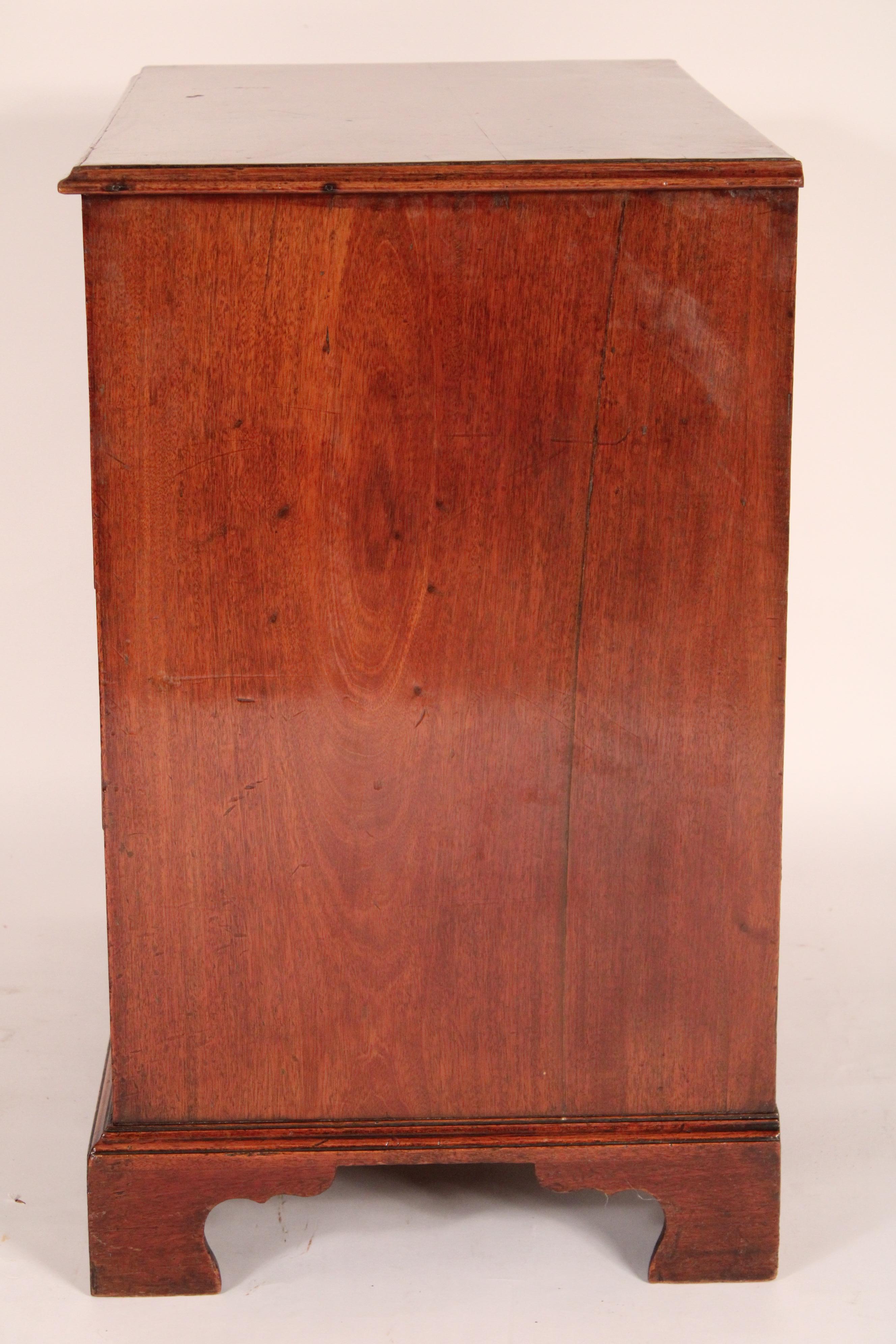 Inizio XIX secolo Cassettiera in mogano di Giorgio III in vendita