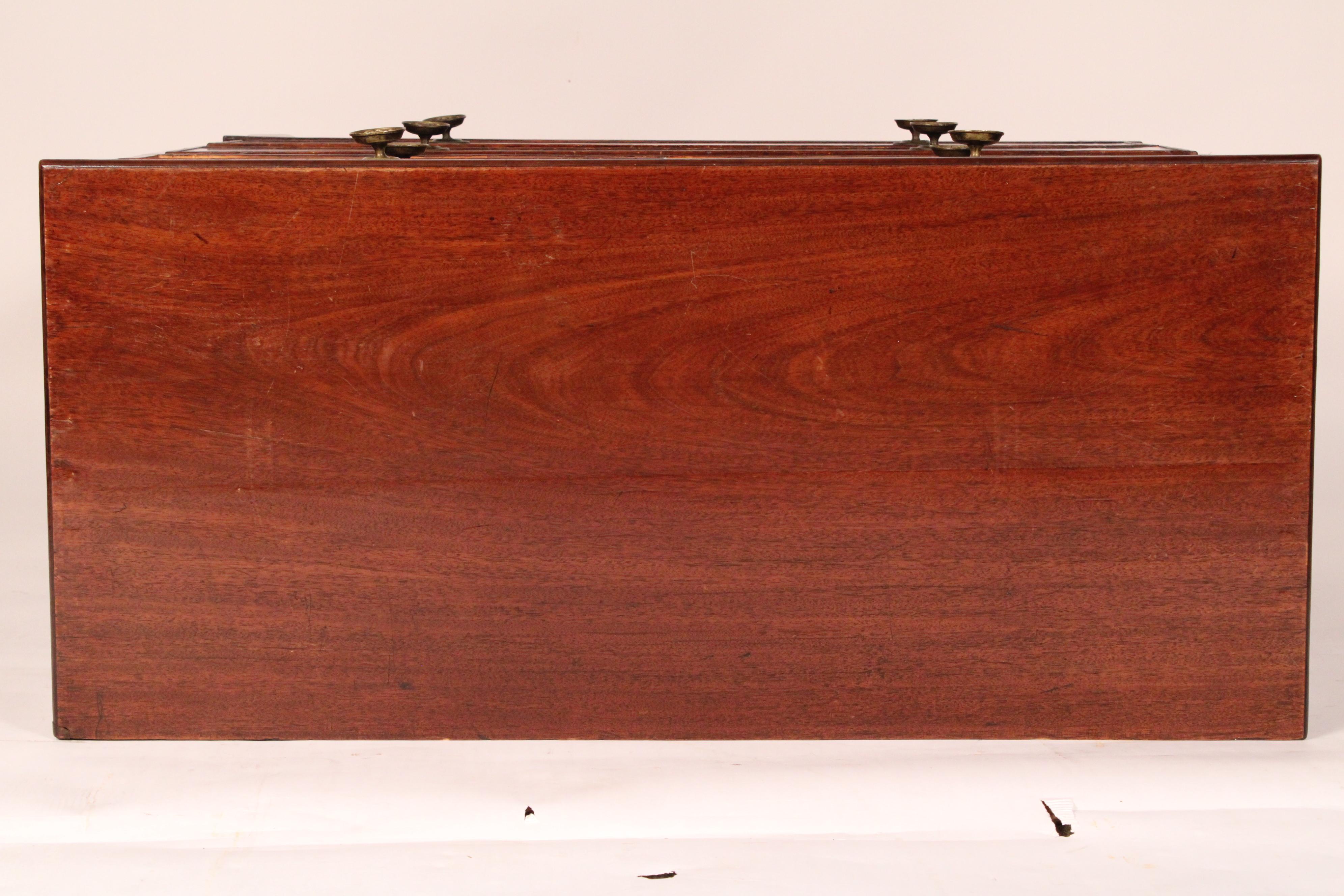 Laiton Commode en acajou George III en vente