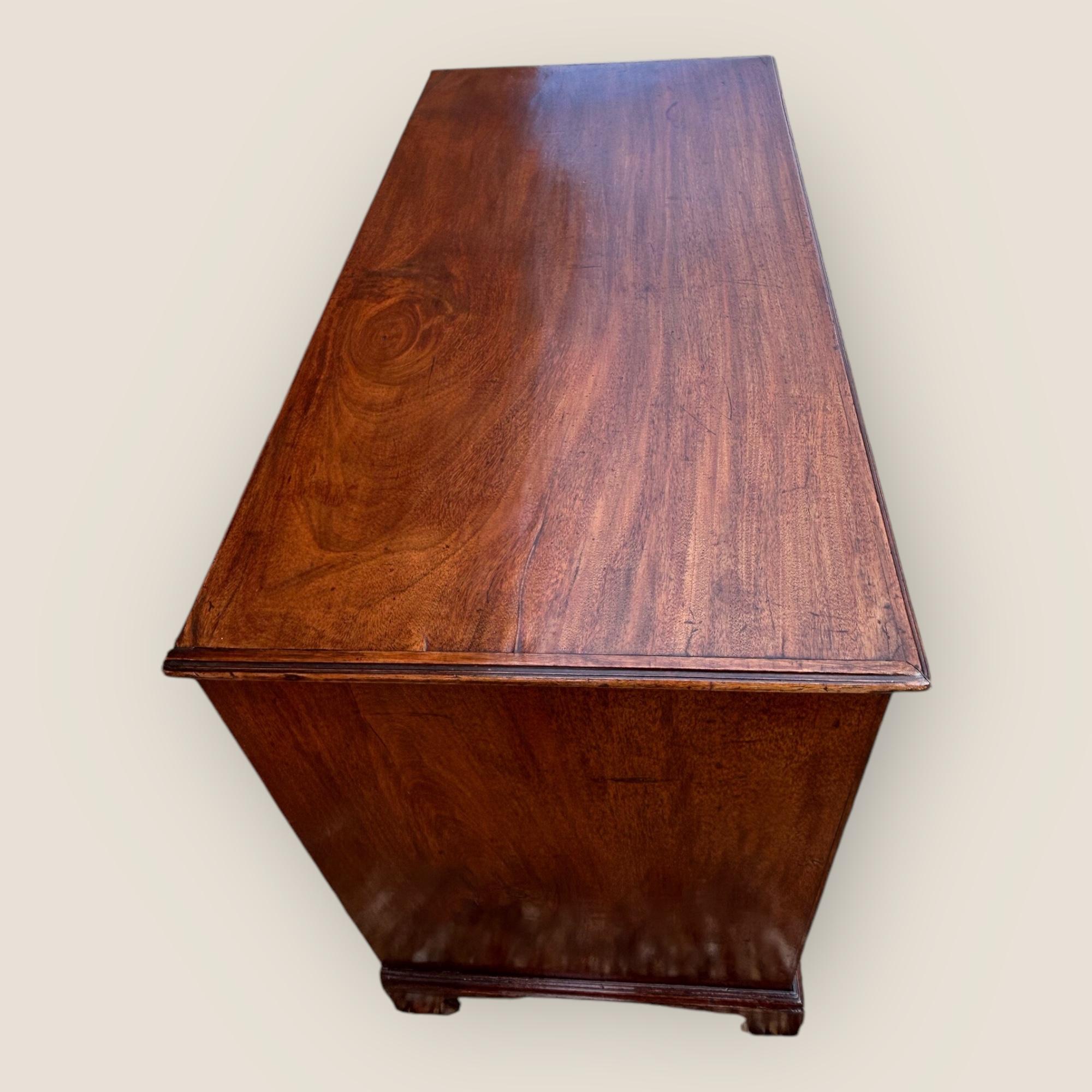 Acajou Commode en acajou George III en vente
