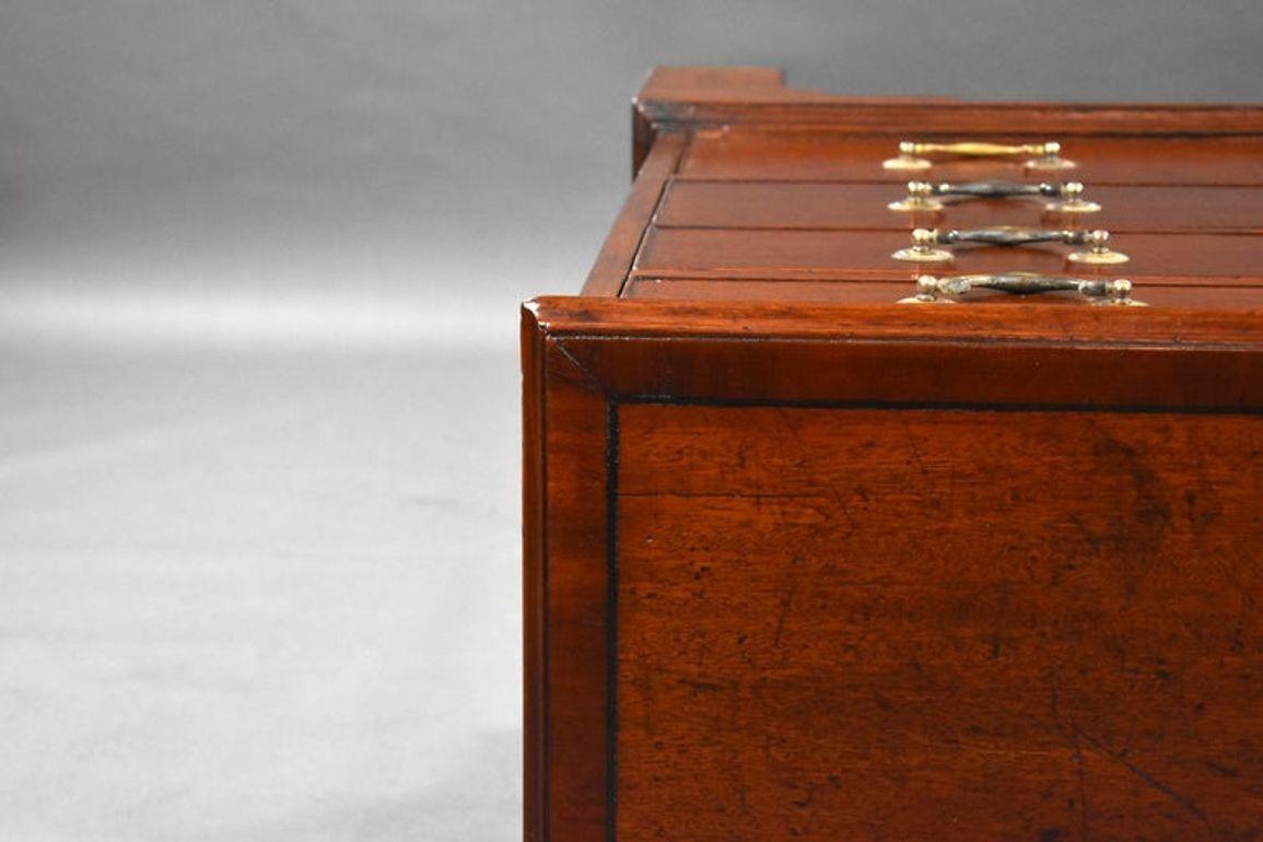 George III Mahagoni Schubladen Kommode im Angebot 1