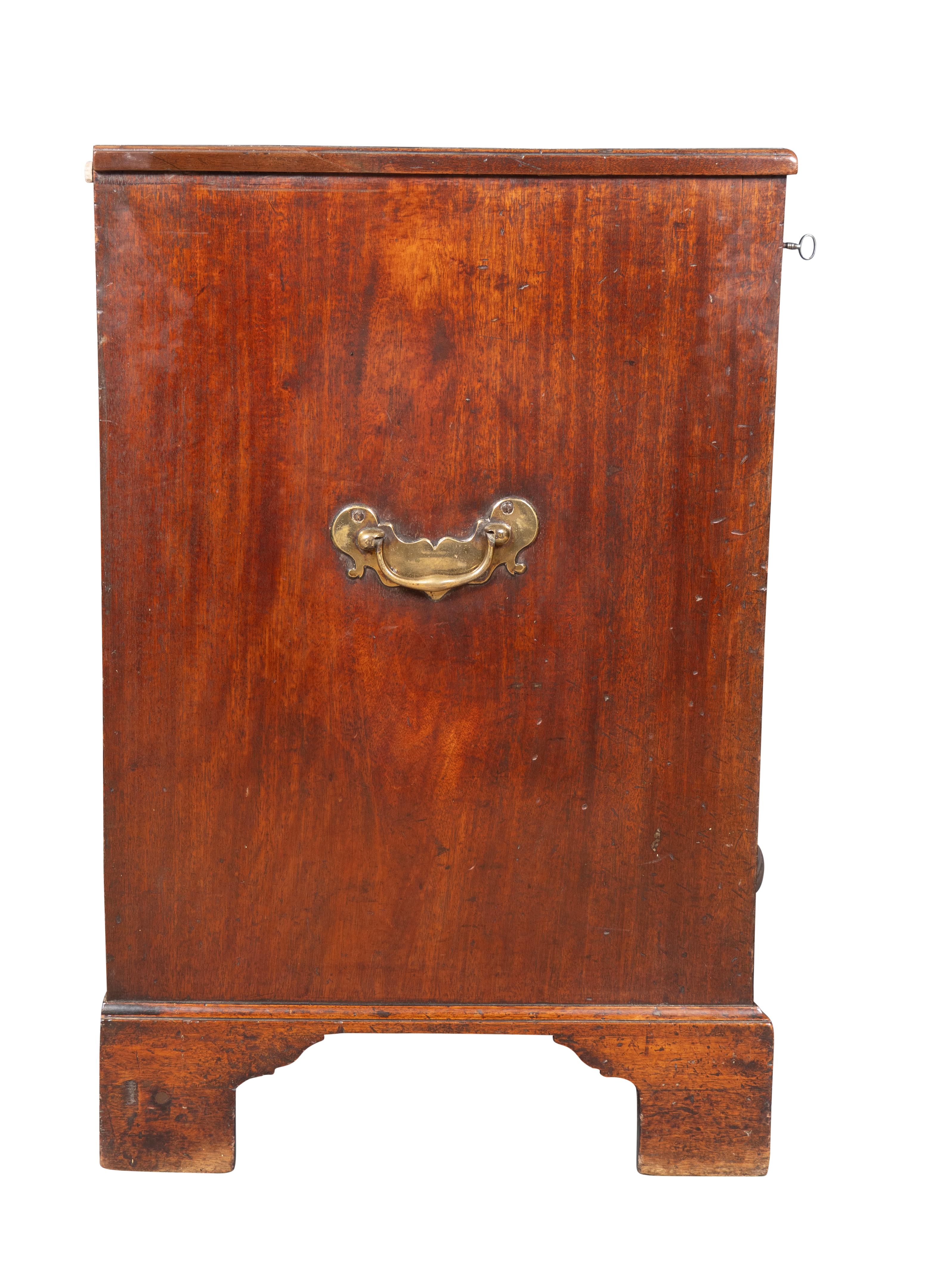 George III Mahogany Chest Of Drawers For Sale 1