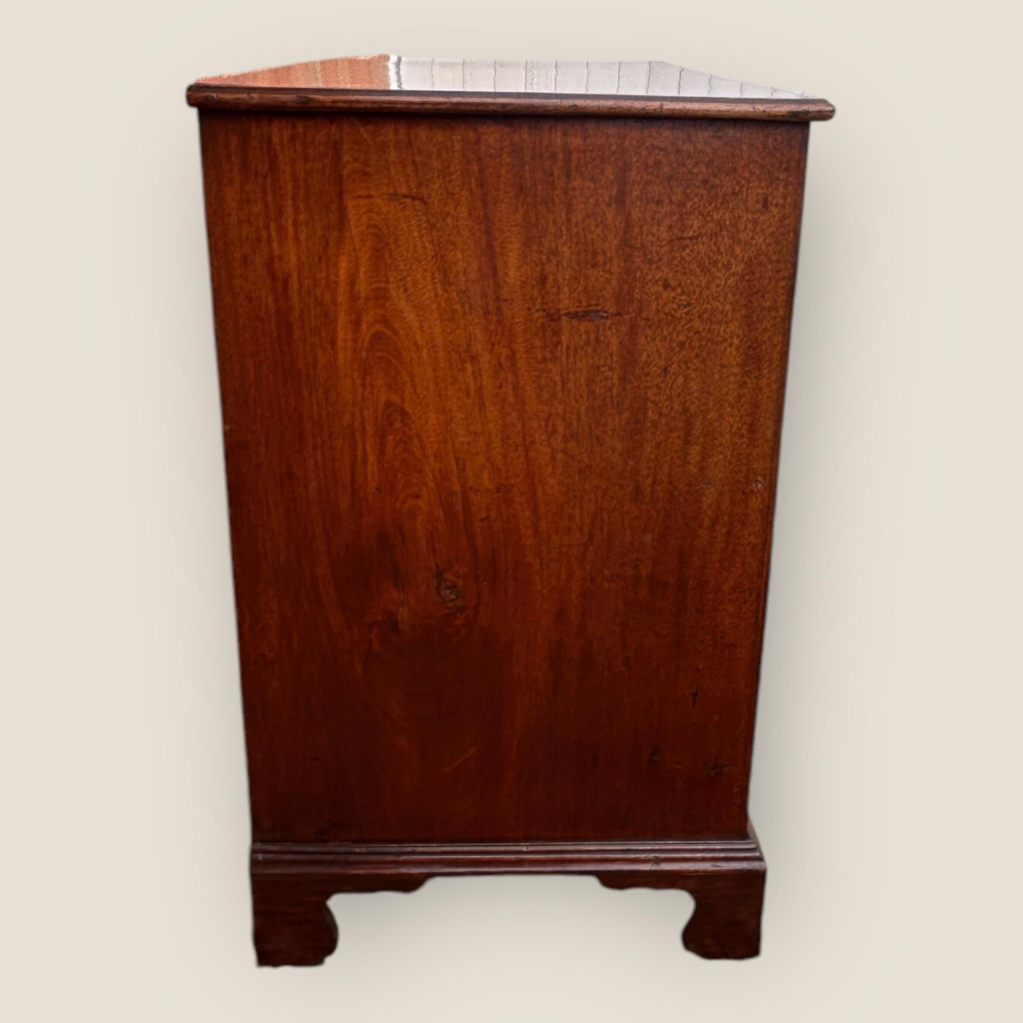 Commode en acajou George III en vente 2