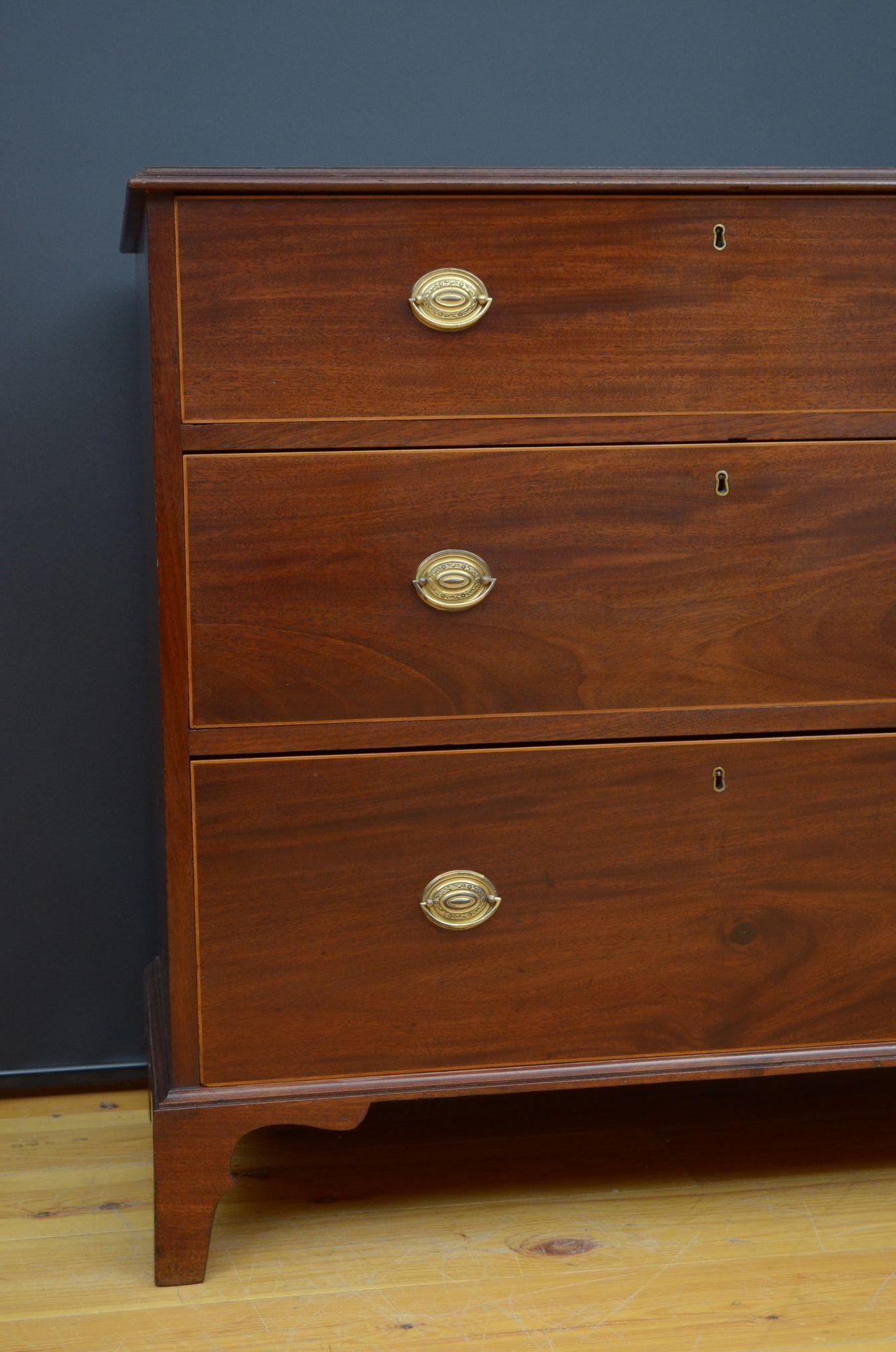 George III Mahogany Chest of Drawers For Sale 3