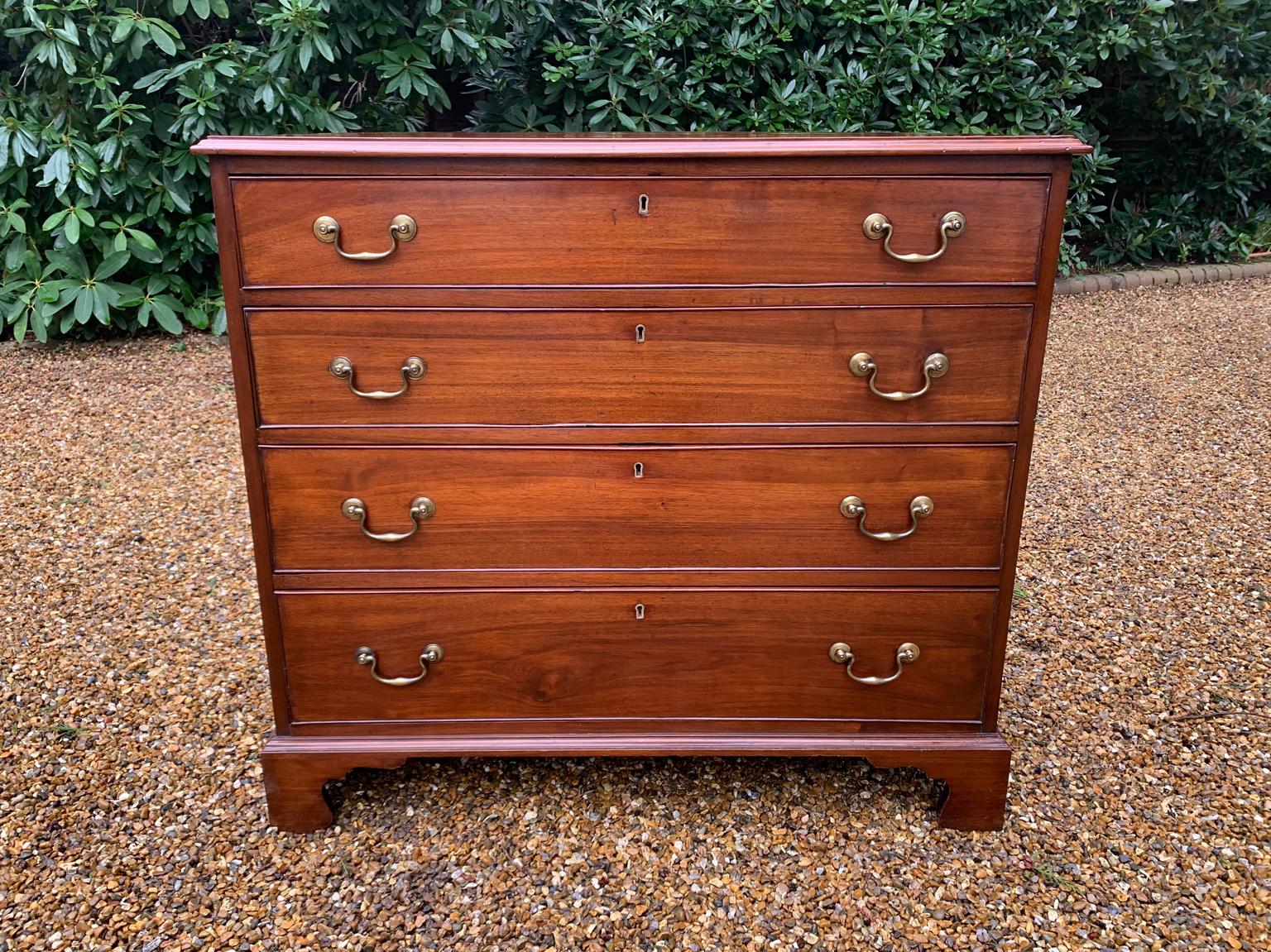 George III Mahogany Chest of Drawers In Good Condition In Richmond, Surrey