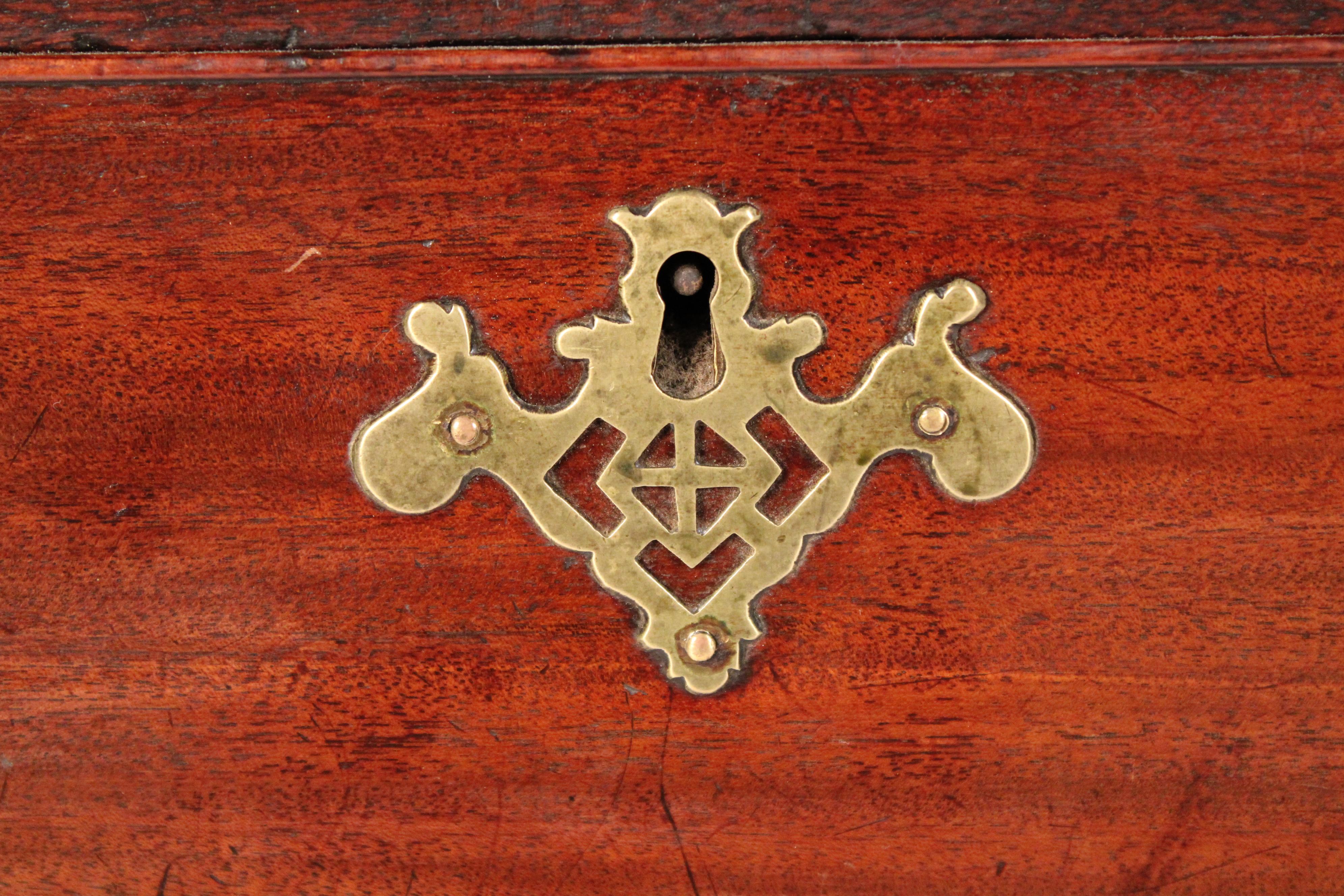 Cassettiera in mogano di Giorgio III in vendita 3