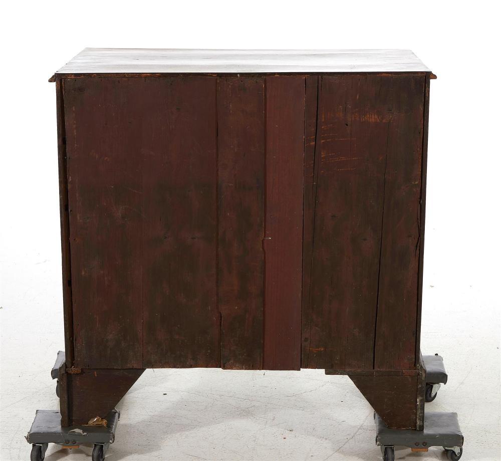 Inglese Cassettone in mogano di Giorgio III, due cassetti su tre, circa 1820 in vendita