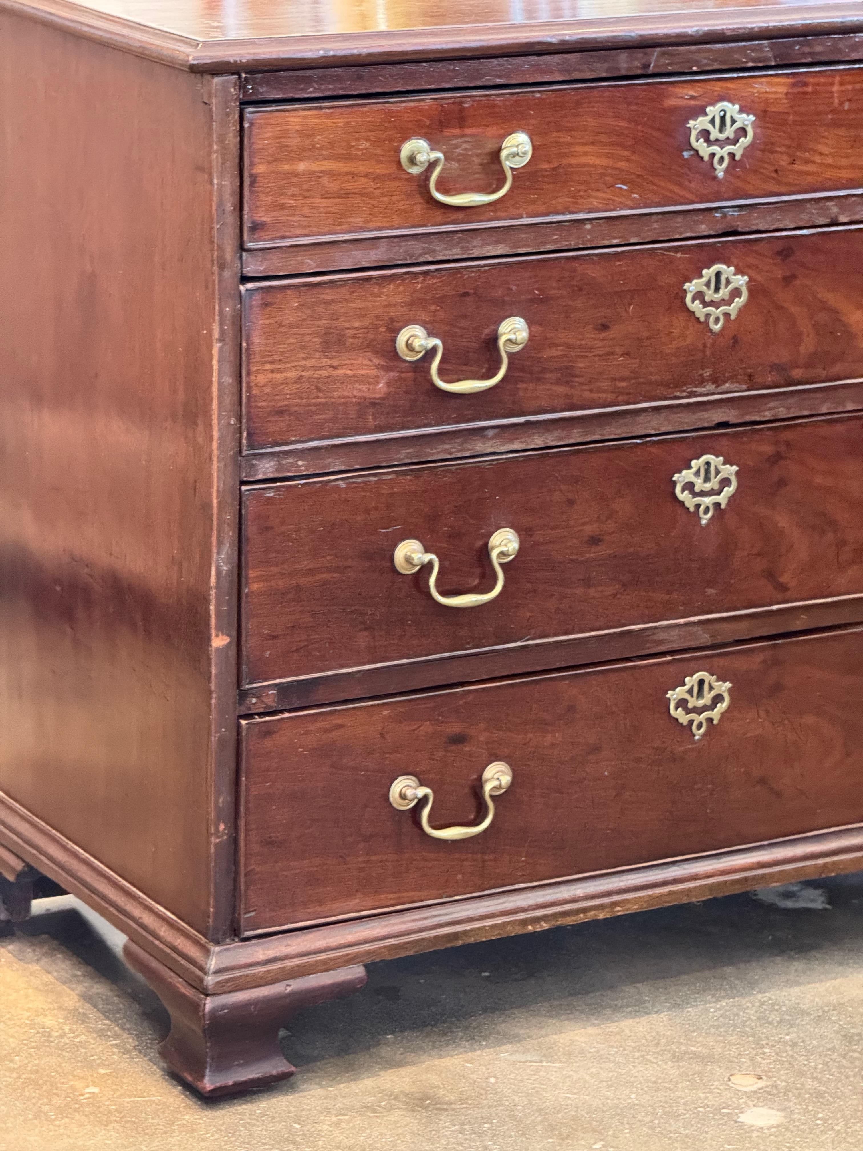 Cómoda de caoba Jorge III con patas de ménsula Británico en venta