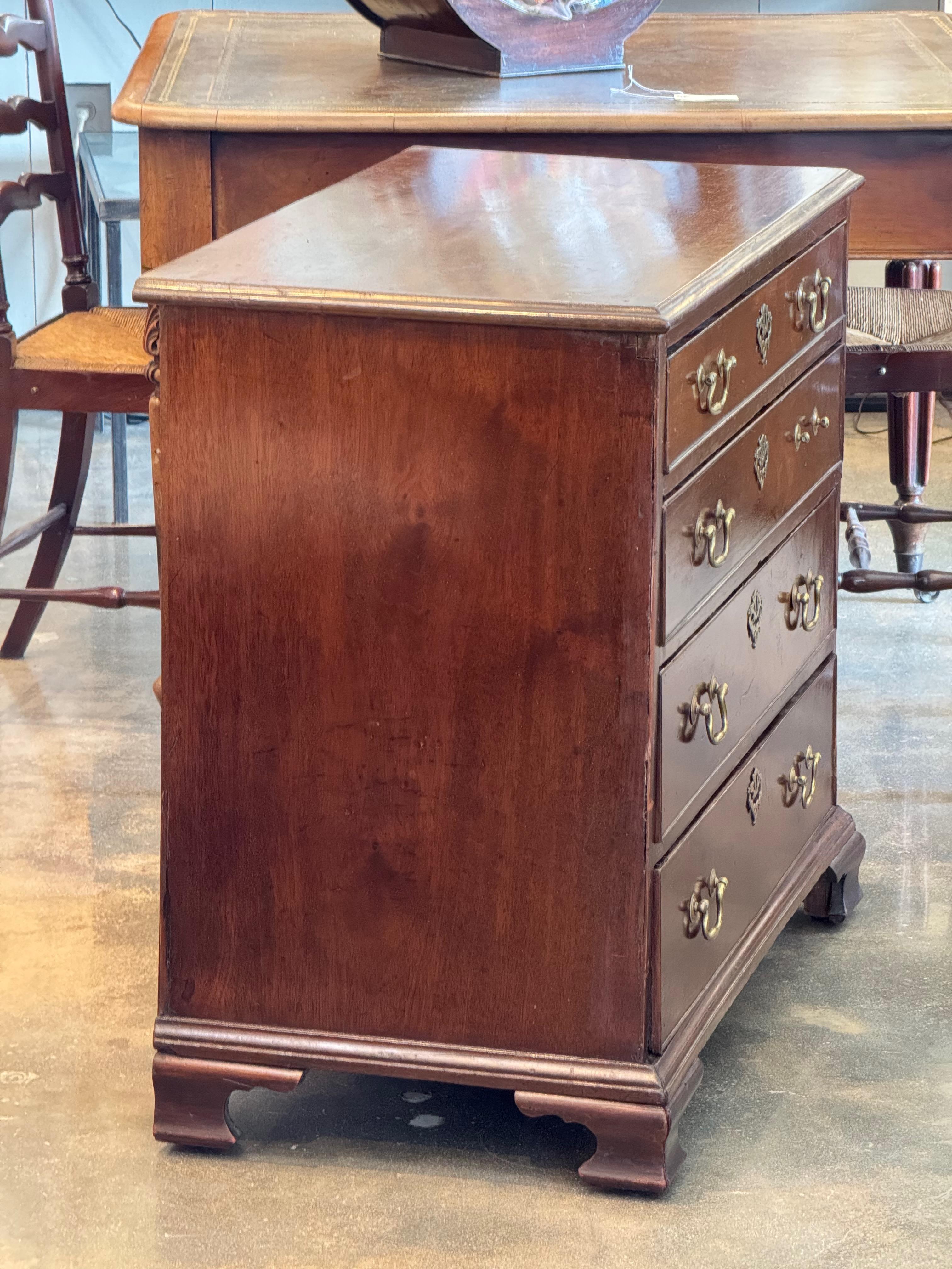 Cómoda de caoba Jorge III con patas de ménsula siglo XVIII en venta