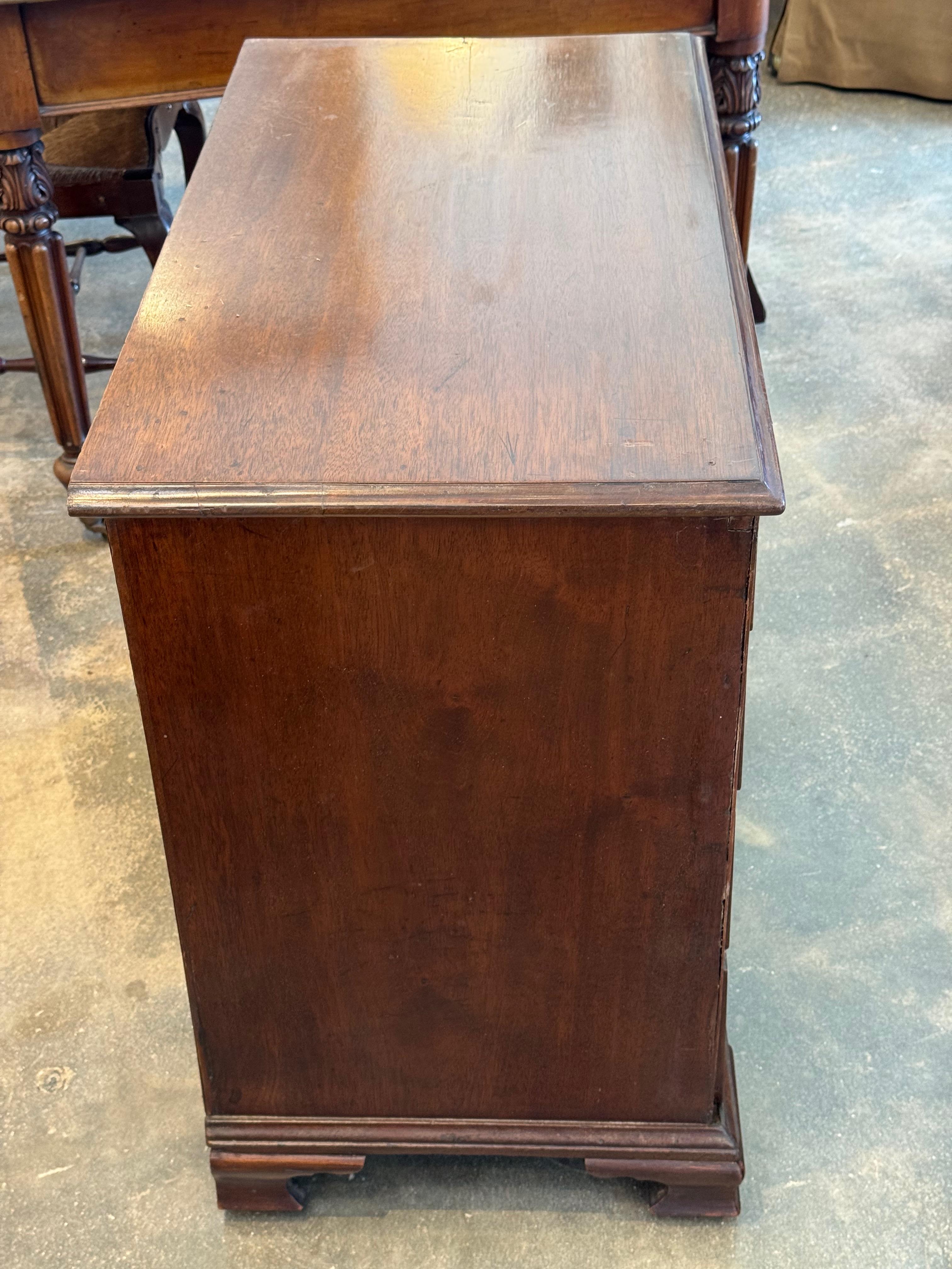 Cómoda de caoba Jorge III con patas de ménsula Caoba en venta