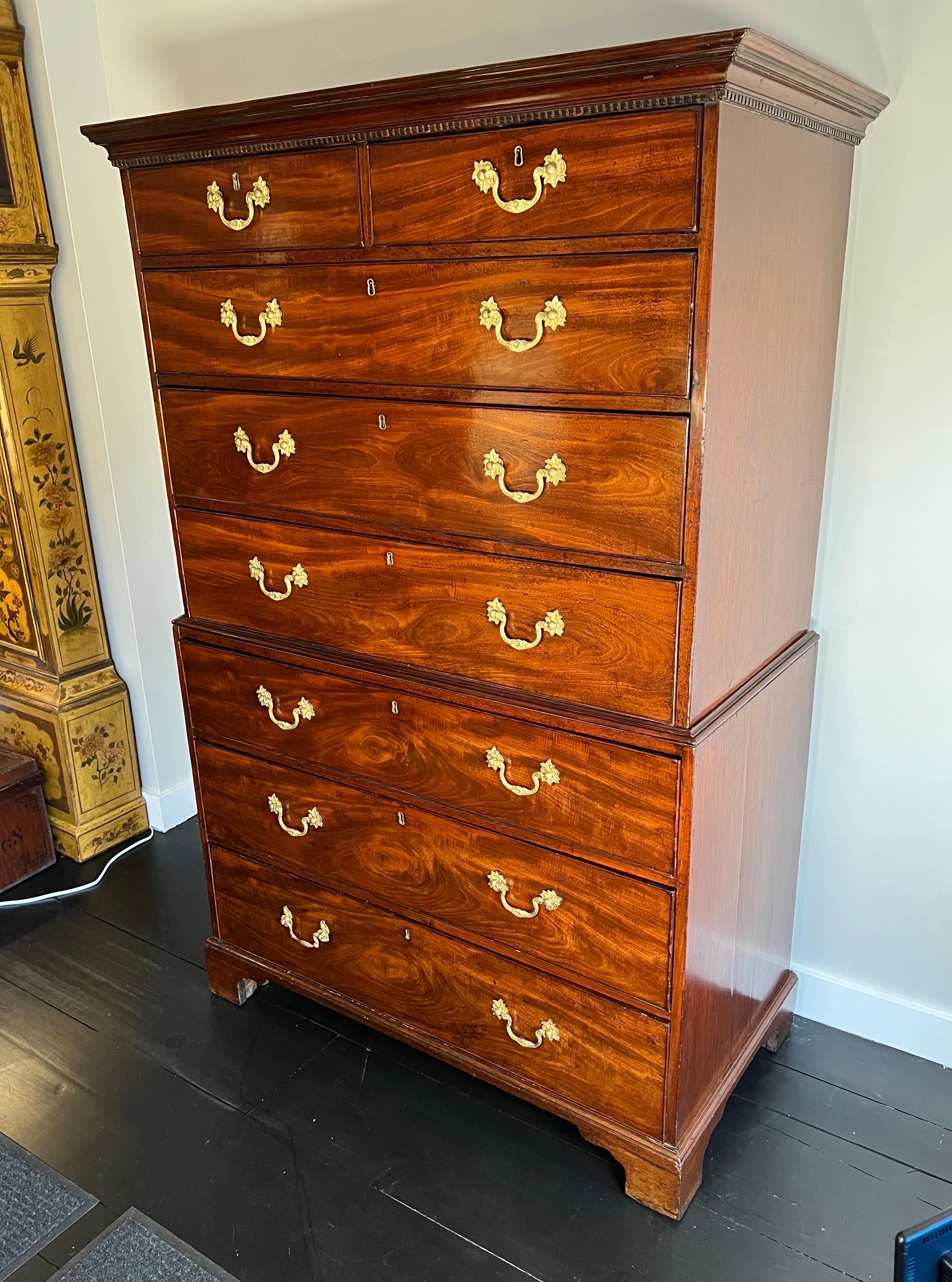 George III Mahogany Chest on Chest English, circa 1790.
This Chest on Chest has a lovely Color, a warm and lightly faded patina. With 8 drawers, 2 small drawers top drawers, above 6 long drawers, graduating in Size.
With a crown molding above a